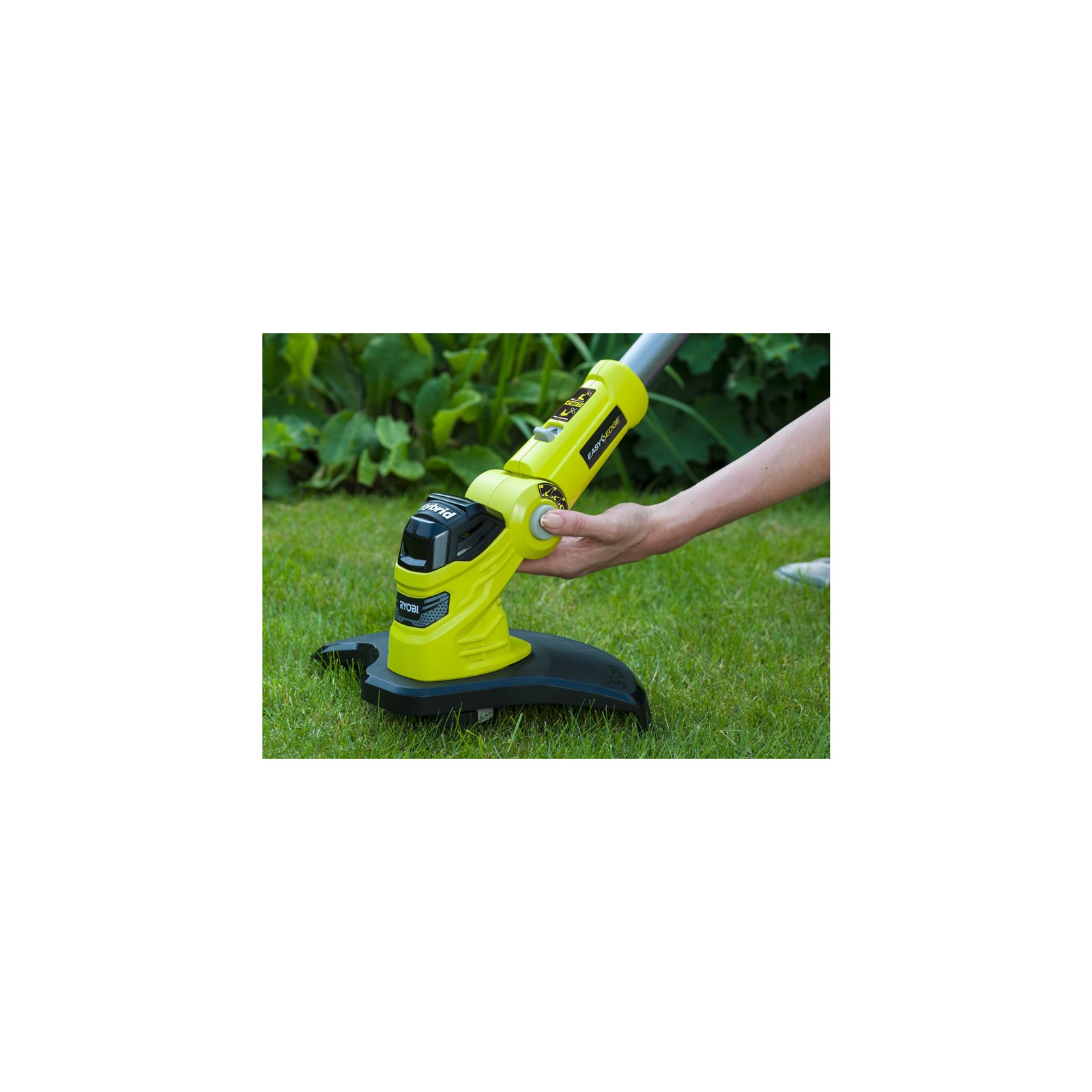 Trimmer iarbă 18V ONE+, Hybrid, lățime tăiere 25/30 cm (1 x 2,5Ah) Ryobi RLT1831H25F - in utilizare 4