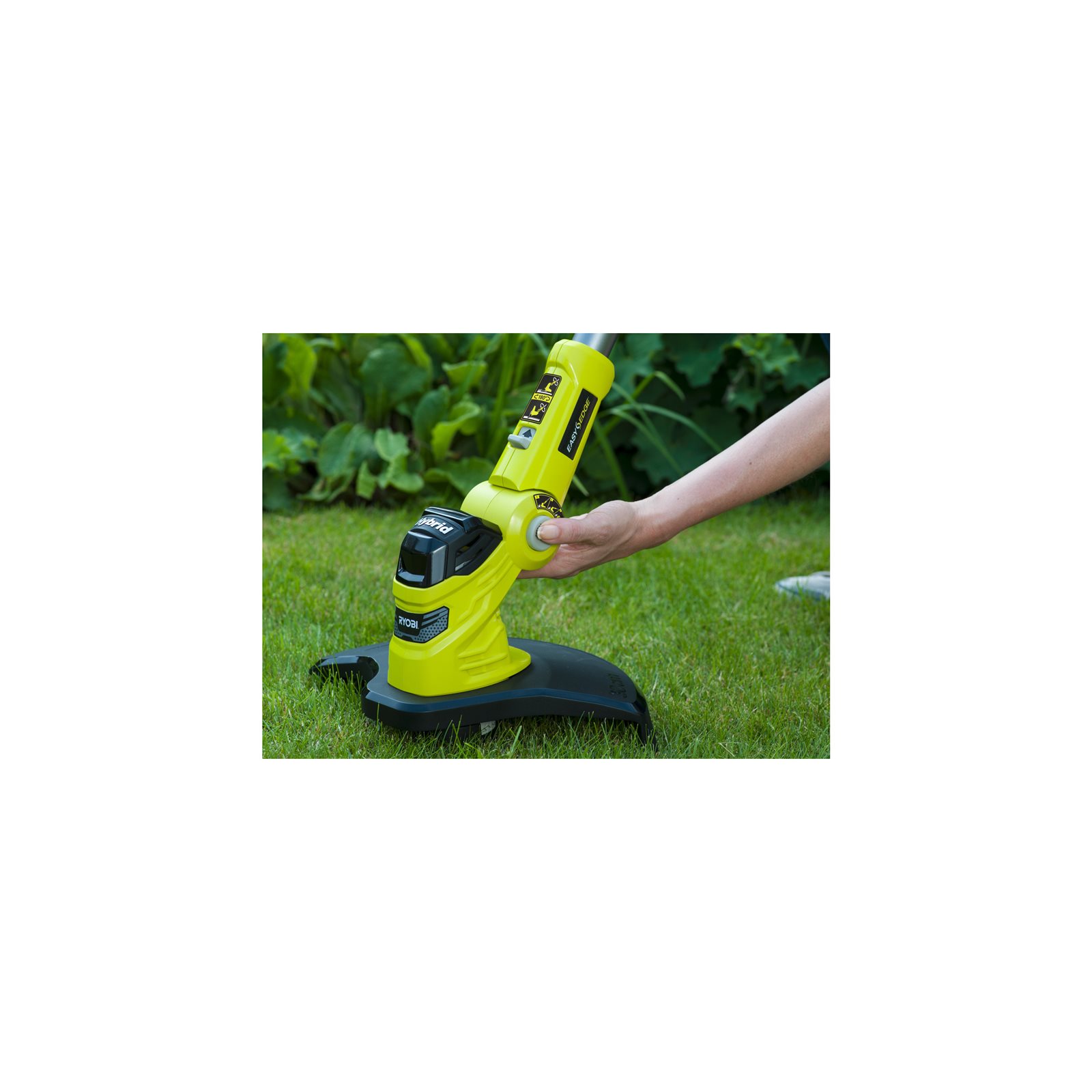 Trimmer iarbă 18V ONE+, Hybrid, lățime tăiere 25/30 cm (1 x 2,5Ah) Ryobi RLT1831H25F - in utilizare 6
