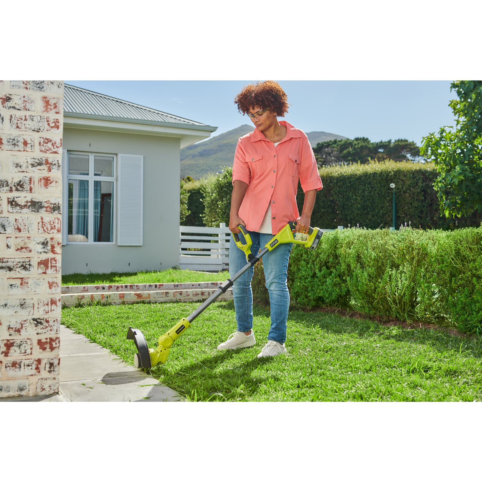 Trimmer iarbă 18V ONE+, lățime tăiere 25/30 cm (1 x 2,0 Ah) Ryobi RLT183220S - in utilizare 4