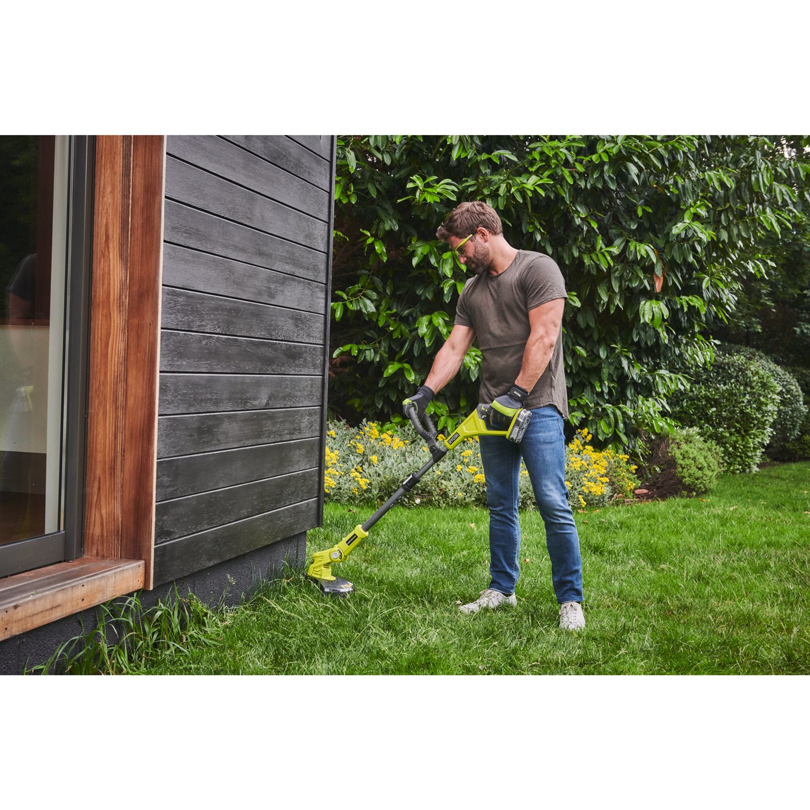 Trimmer iarbă 18V ONE+, lățime tăiere 25/30 cm (1 x 2,5 Ah) Ryobi RLT183225F - in utilizare 3