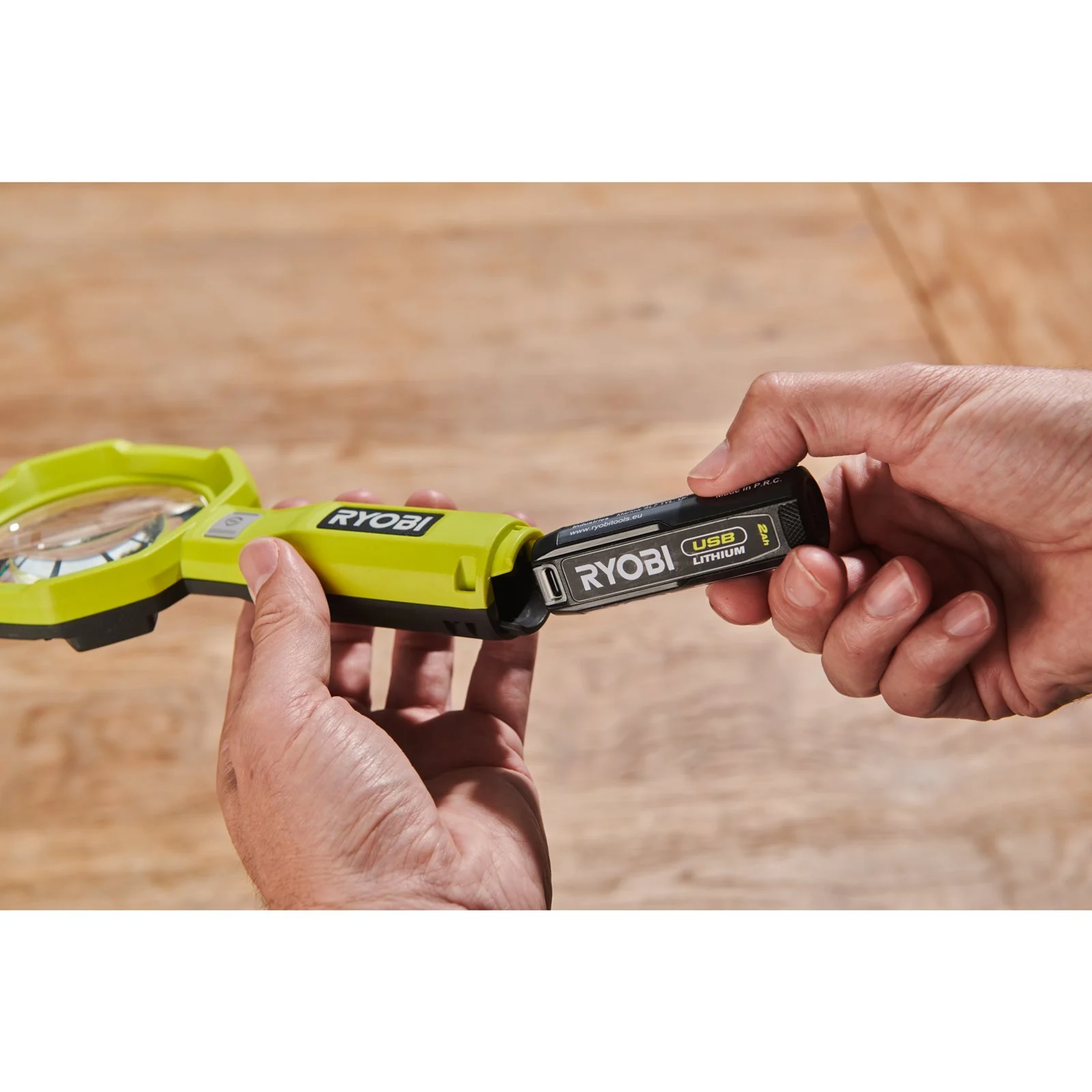 Lampă cu lupă USB Lithium Ryobi RML4-0 - in utilizare 4