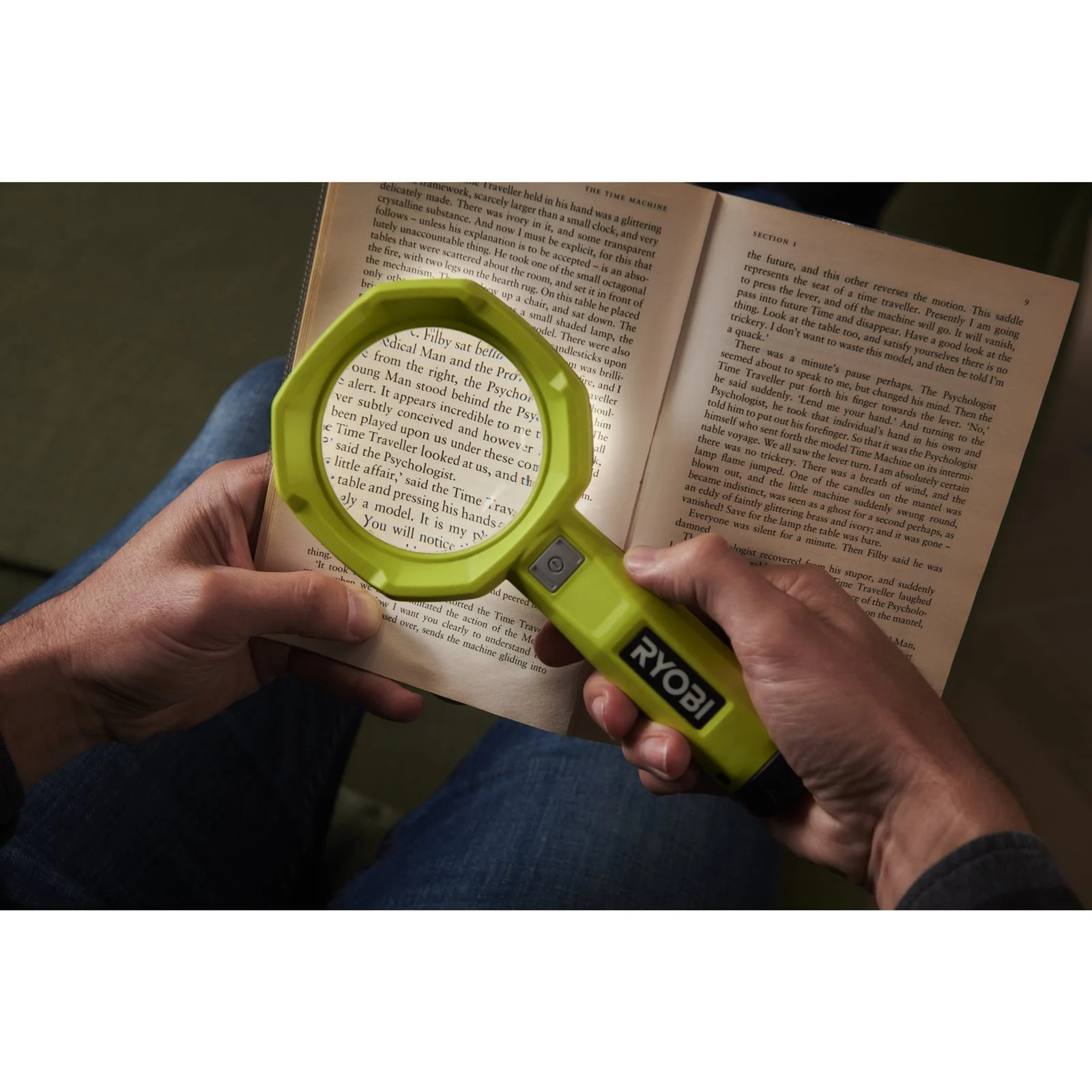 Lampă USB Lithium (1x 2,0Ah) cu lupă Ryobi RML4-120G - in utilizare 1