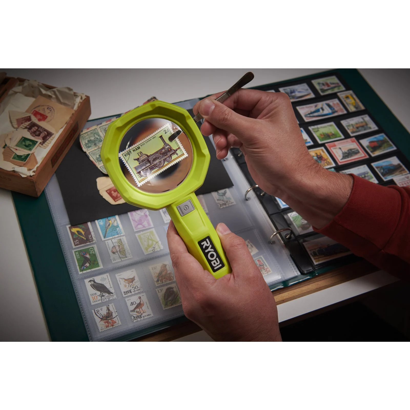 Lampă USB Lithium (1x 2,0Ah) cu lupă Ryobi RML4-120G - in utilizare 2
