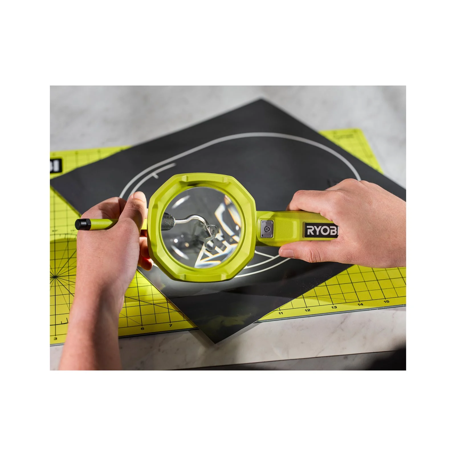 Lampă USB Lithium (1x 2,0Ah) cu lupă Ryobi RML4-120G - in utilizare 3