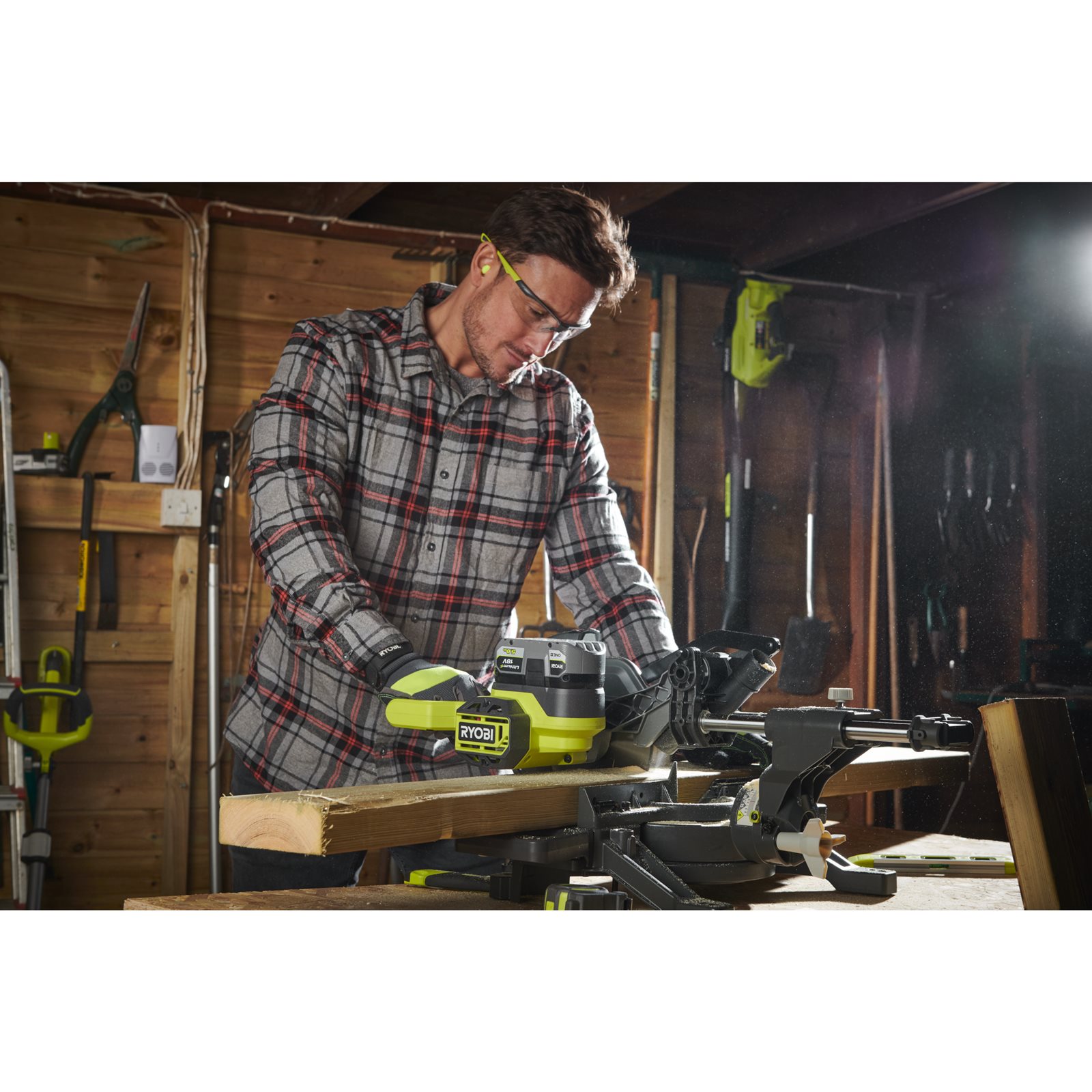 Fierăstrău tăieri înclinate culisant 18V ONE+ Ryobi RMS18190-0 - in utilizare 2