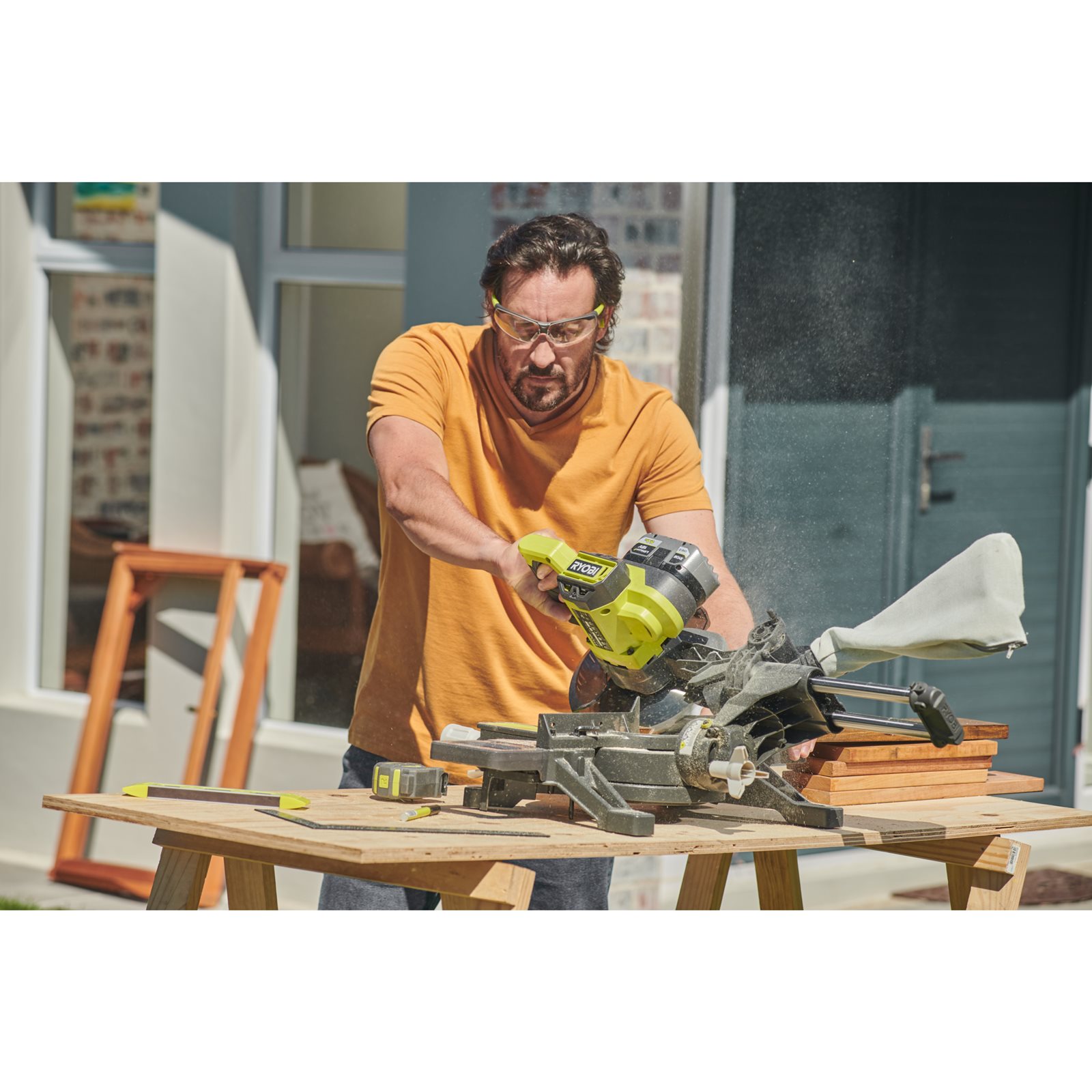 Fierăstrău tăieri înclinate culisant 18V ONE+ Ryobi RMS18190-0 - in utilizare 3