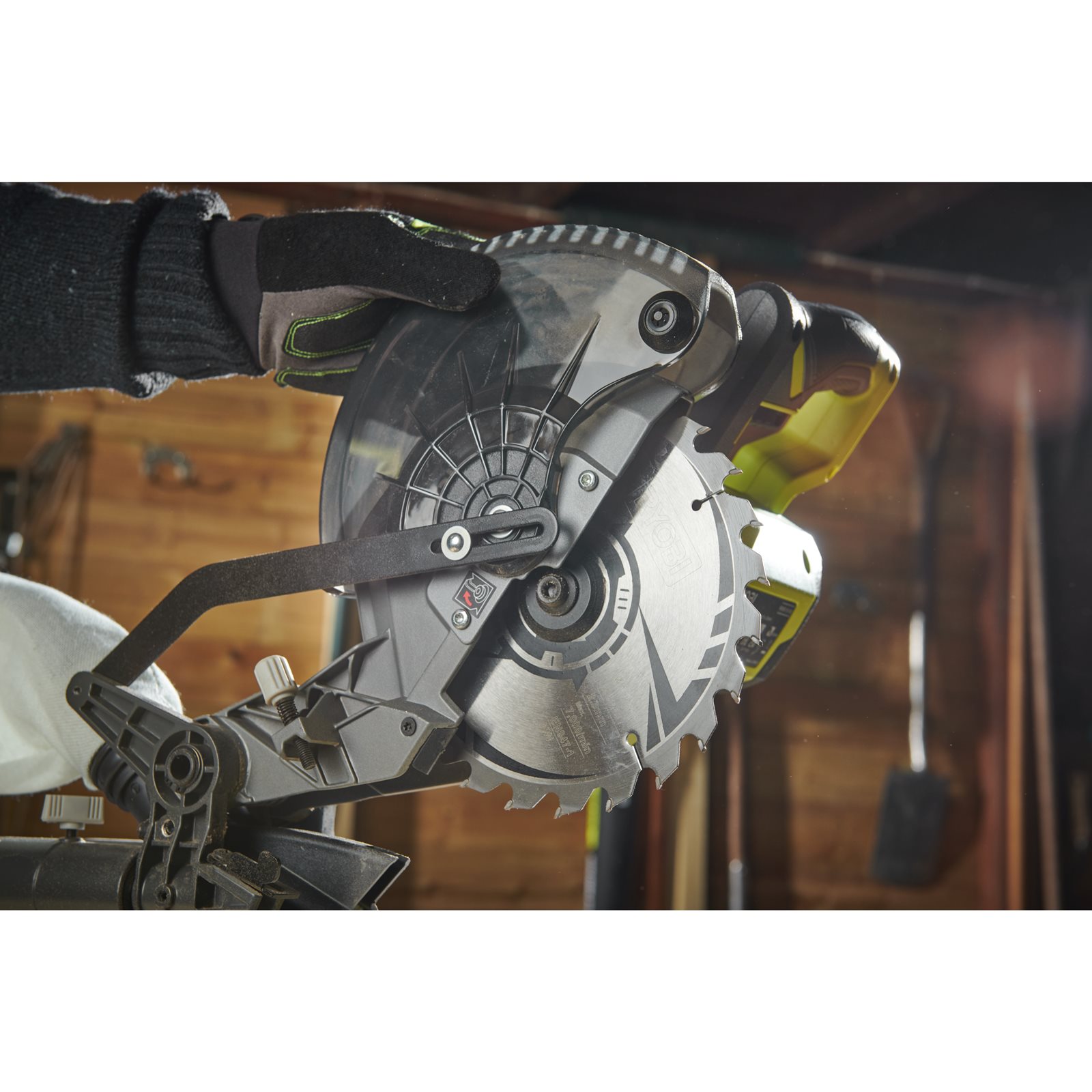 Fierăstrău tăieri înclinate culisant 18V ONE+ Ryobi RMS18190-0 - in utilizare 4
