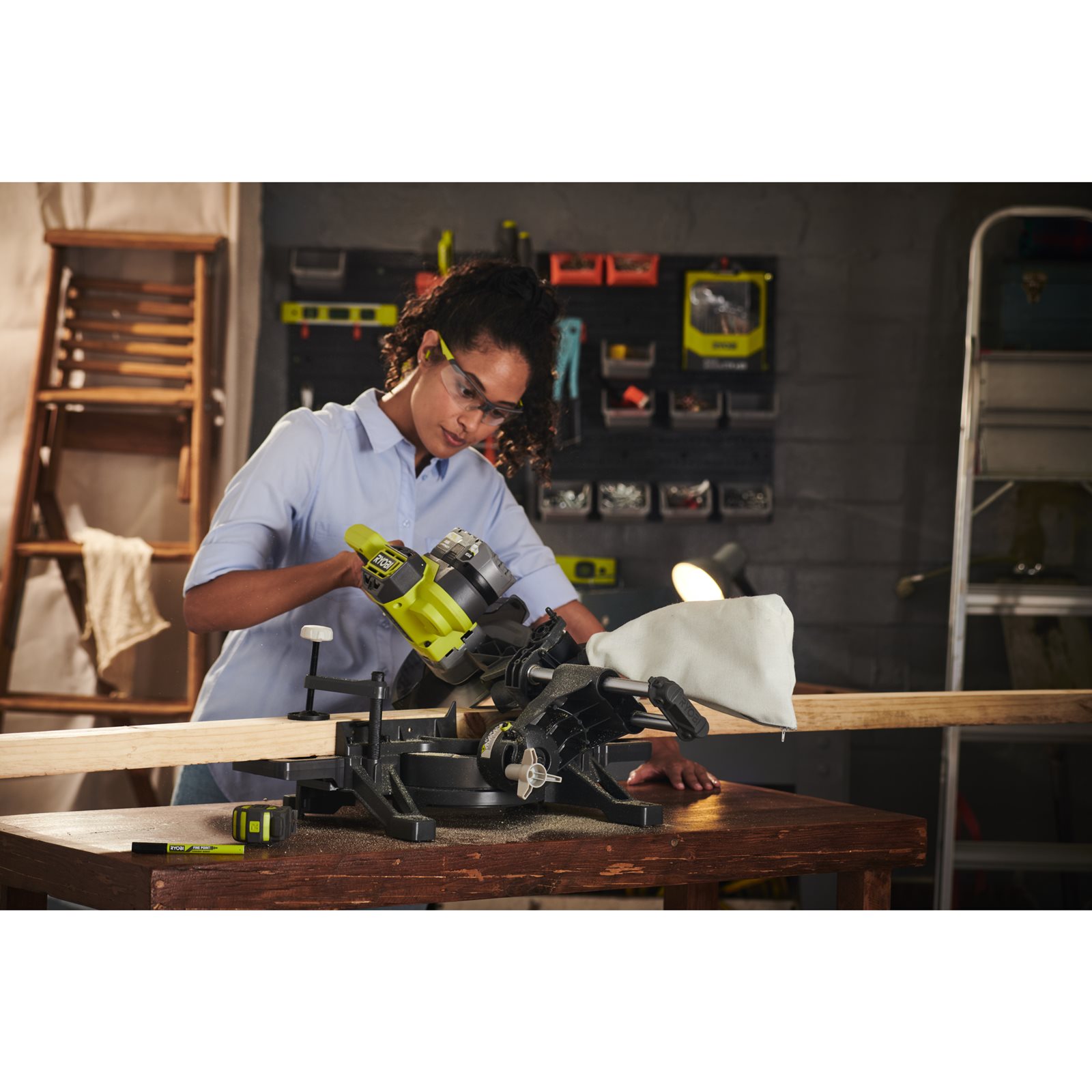 Fierăstrău tăieri înclinate culisant 18V ONE+ Ryobi RMS18190-0 - in utilizare 5