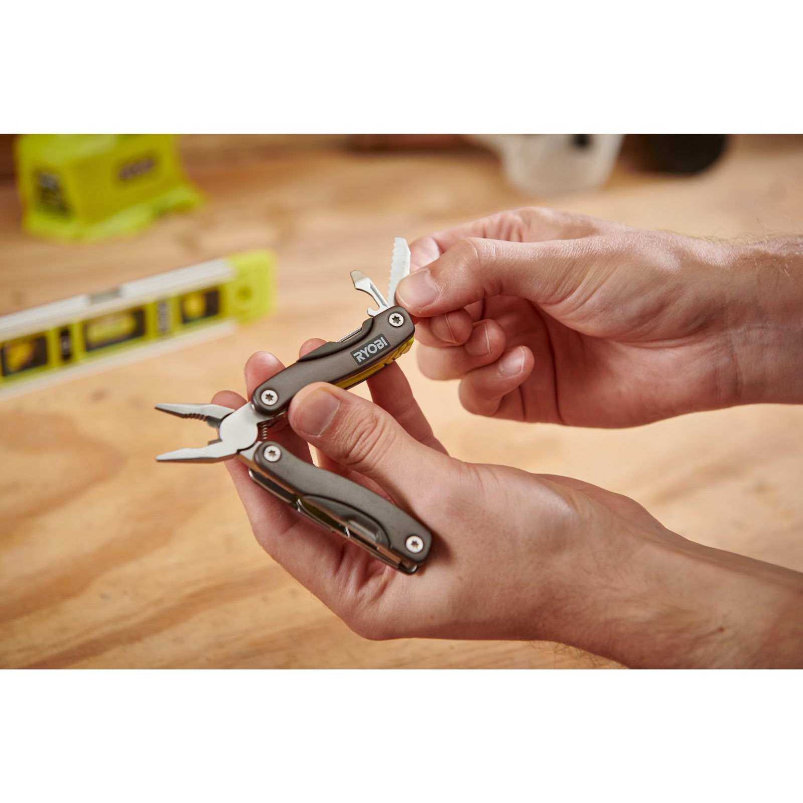 Unealtă multifuncțională compactă 14-în-1 Ryobi RMT14 - in utilizare 1