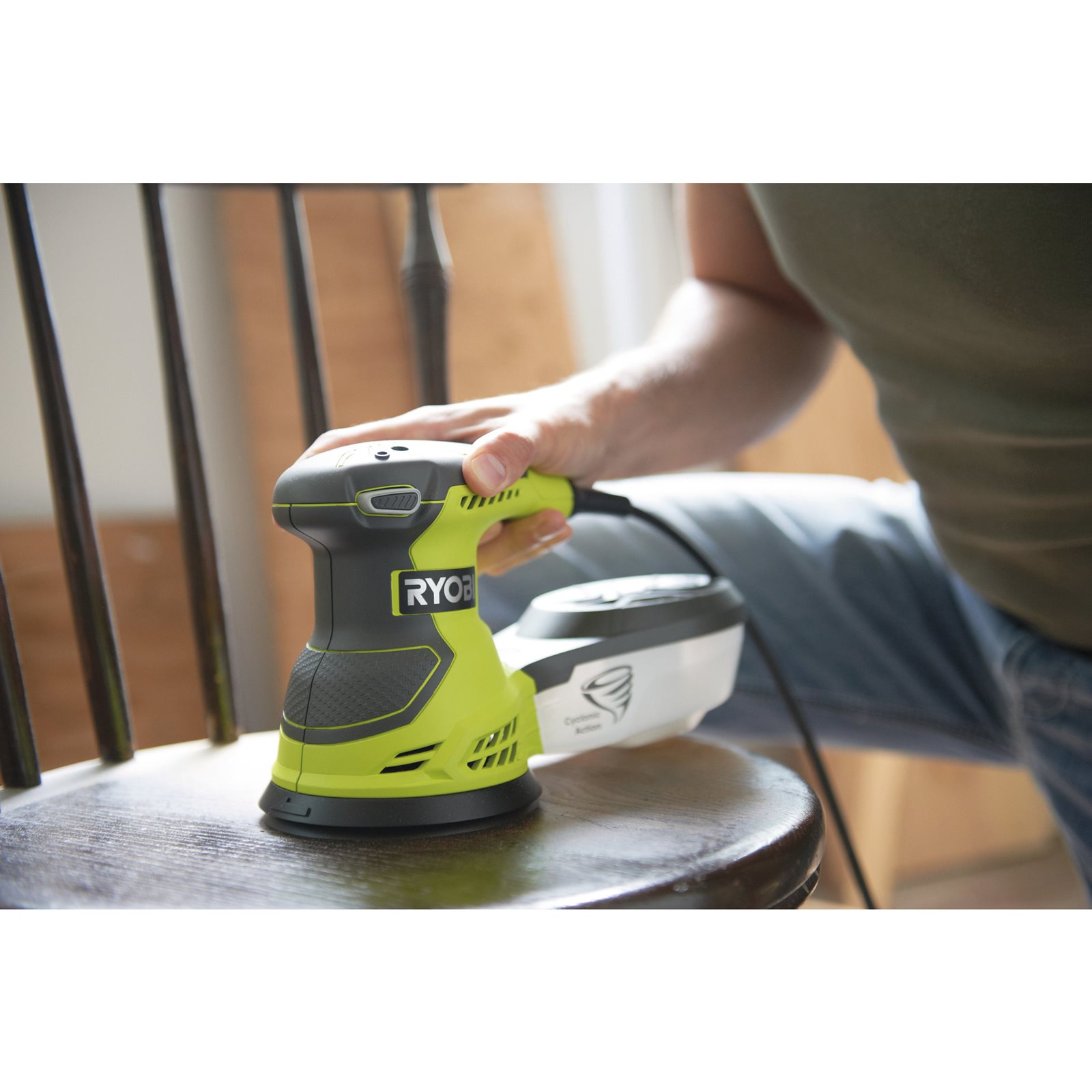 Mașină de șlefuit orbitală electrică 300 W, cu 20 foi abrazive Ryobi ROS300A - in utilizare 1