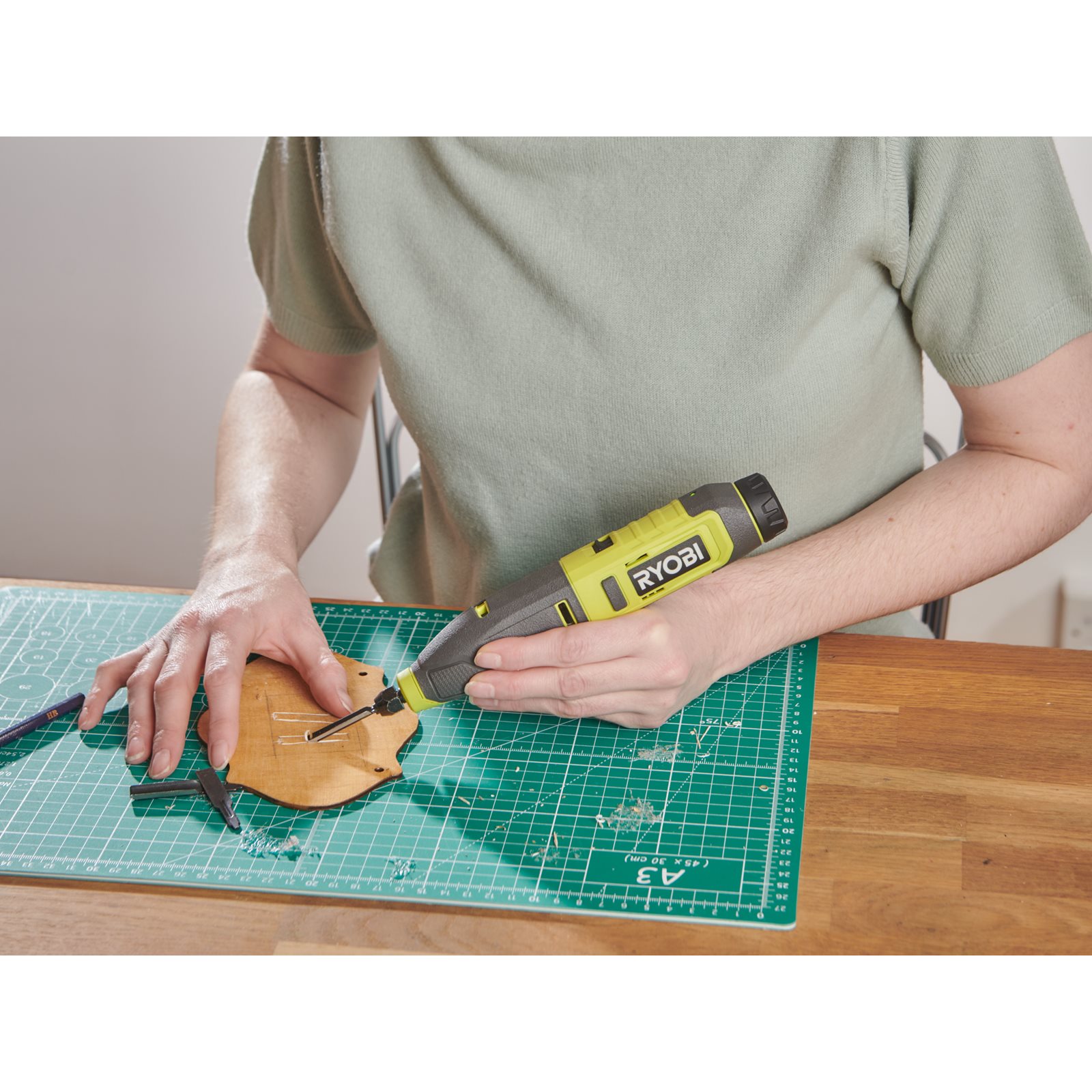 Daltă electrică USB Lithium 4V (1x 2,0Ah) Ryobi RPC4-120G - in utilizare 1