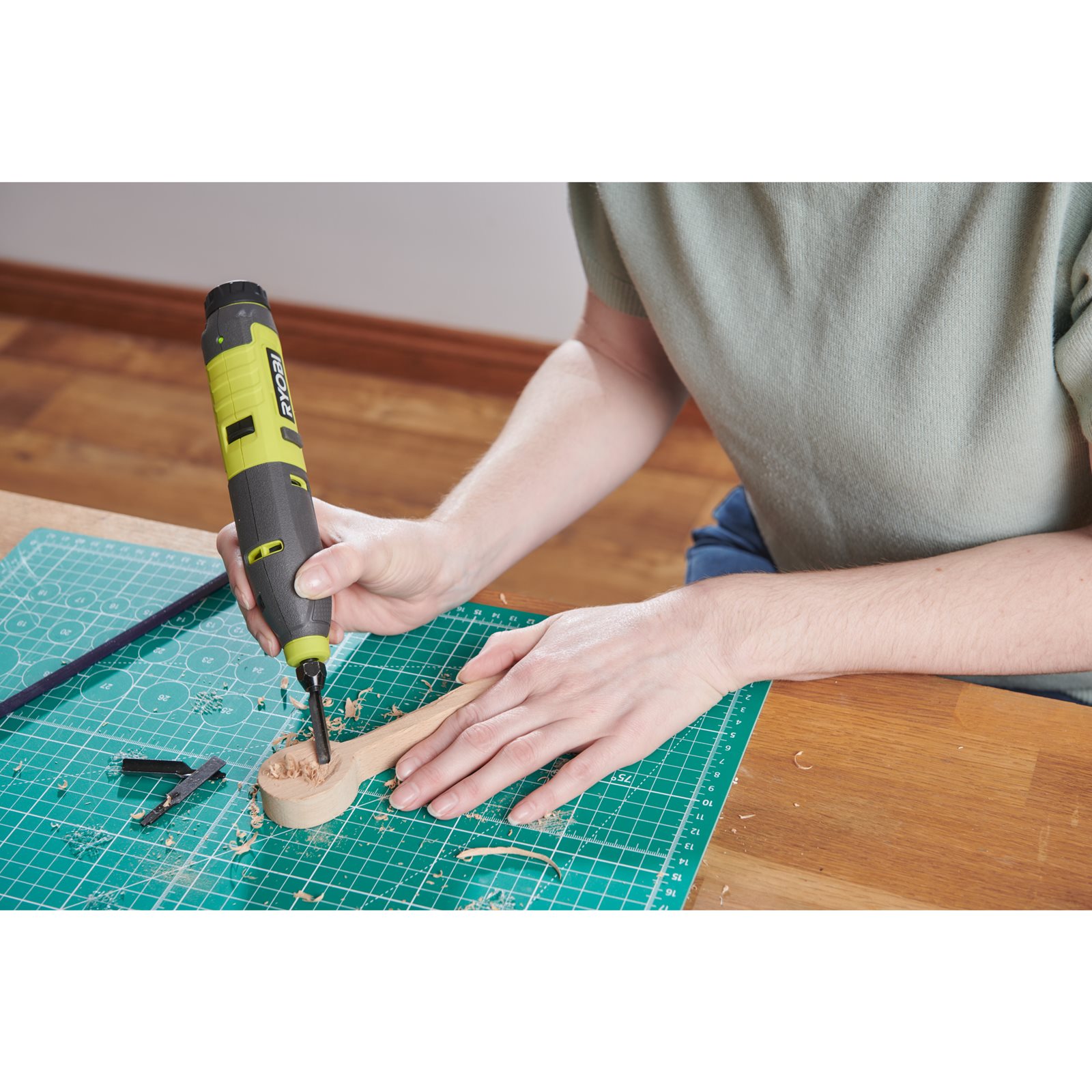 Daltă electrică USB Lithium 4V (1x 2,0Ah) Ryobi RPC4-120G - in utilizare 2