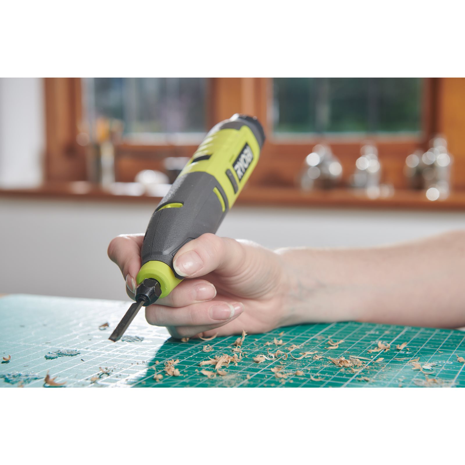 Daltă electrică USB Lithium 4V (1x 2,0Ah) Ryobi RPC4-120G - in utilizare 3