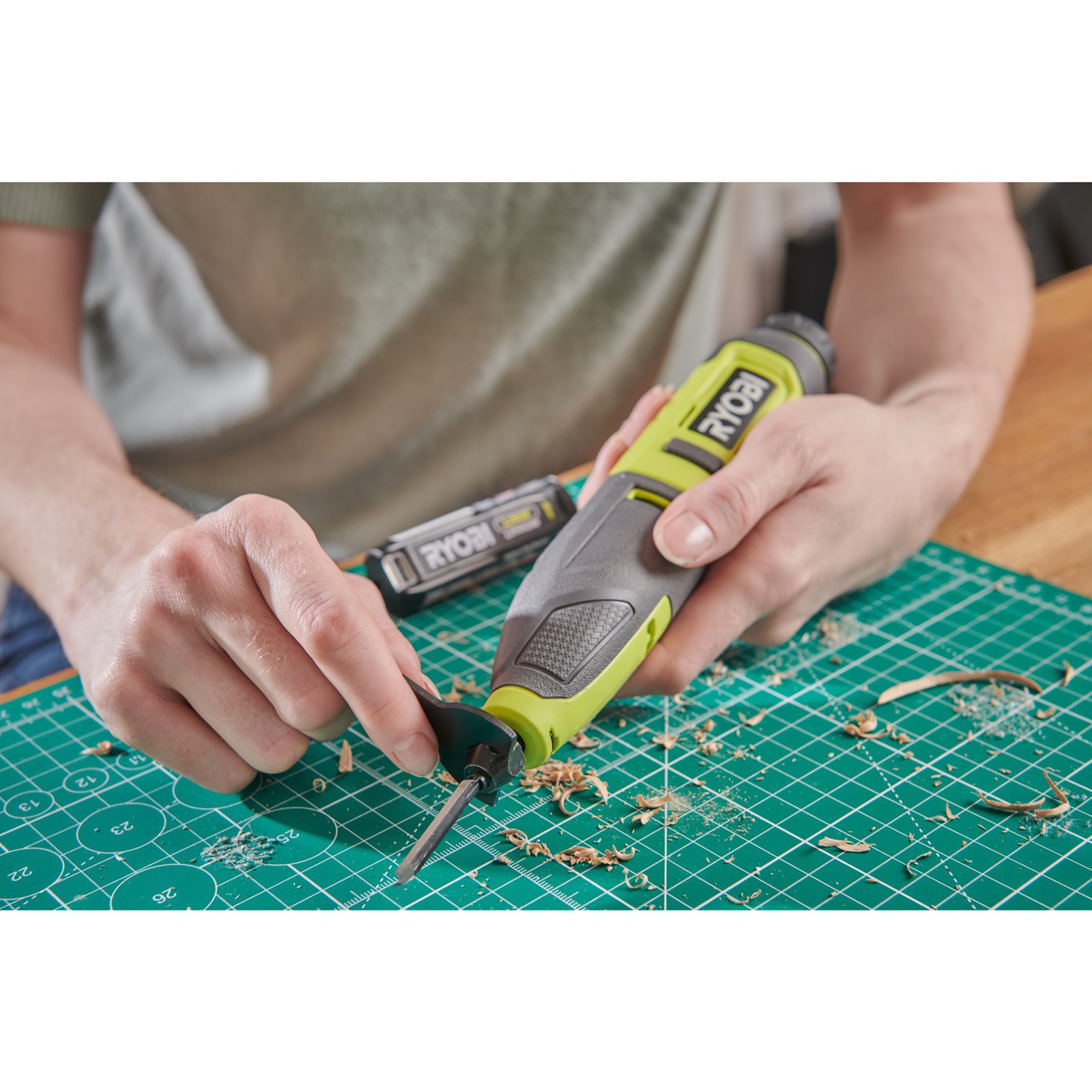 Daltă electrică USB Lithium 4V (1x 2,0Ah) Ryobi RPC4-120G - in utilizare 4