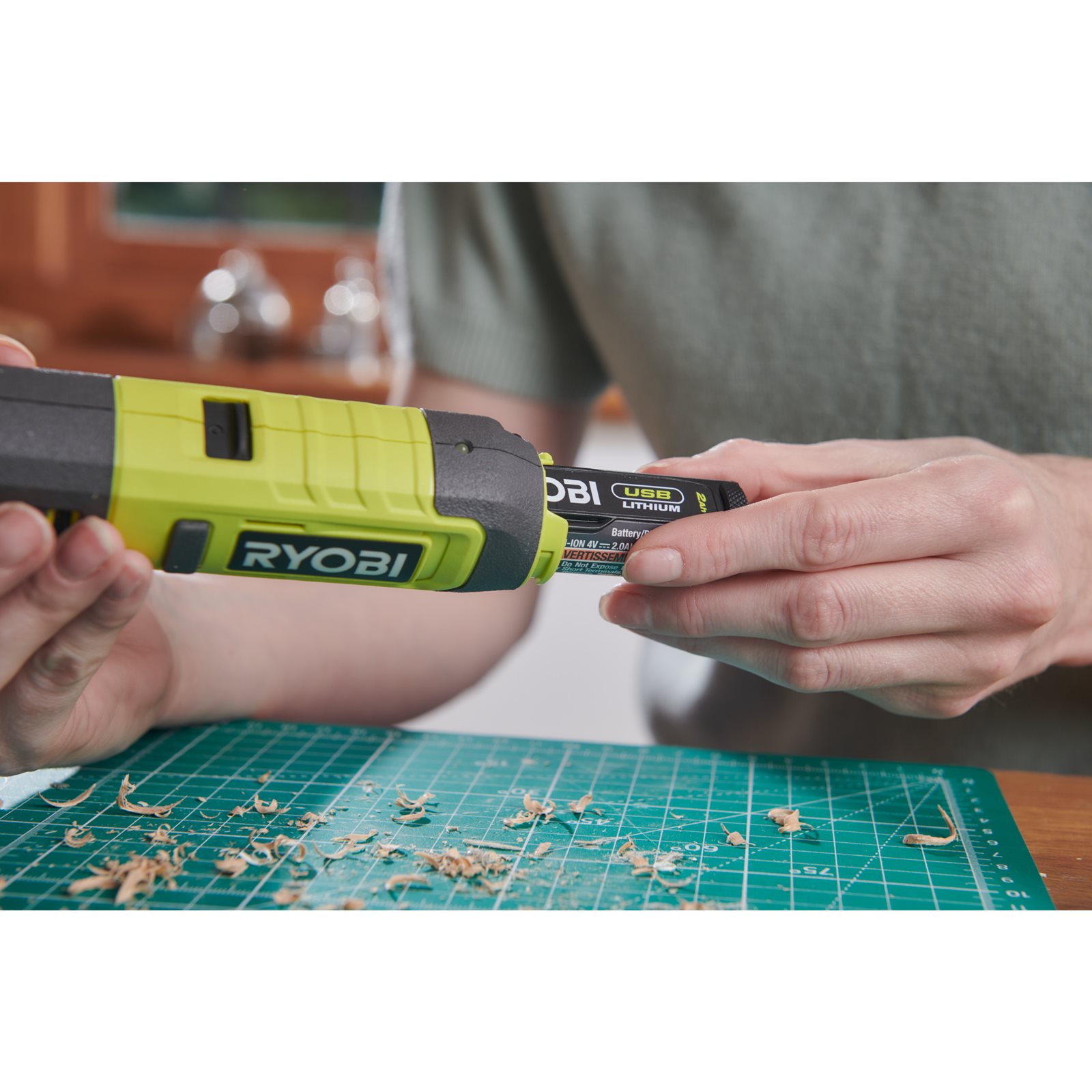 Daltă electrică USB Lithium 4V (1x 2,0Ah) Ryobi RPC4-120G - in utilizare 6