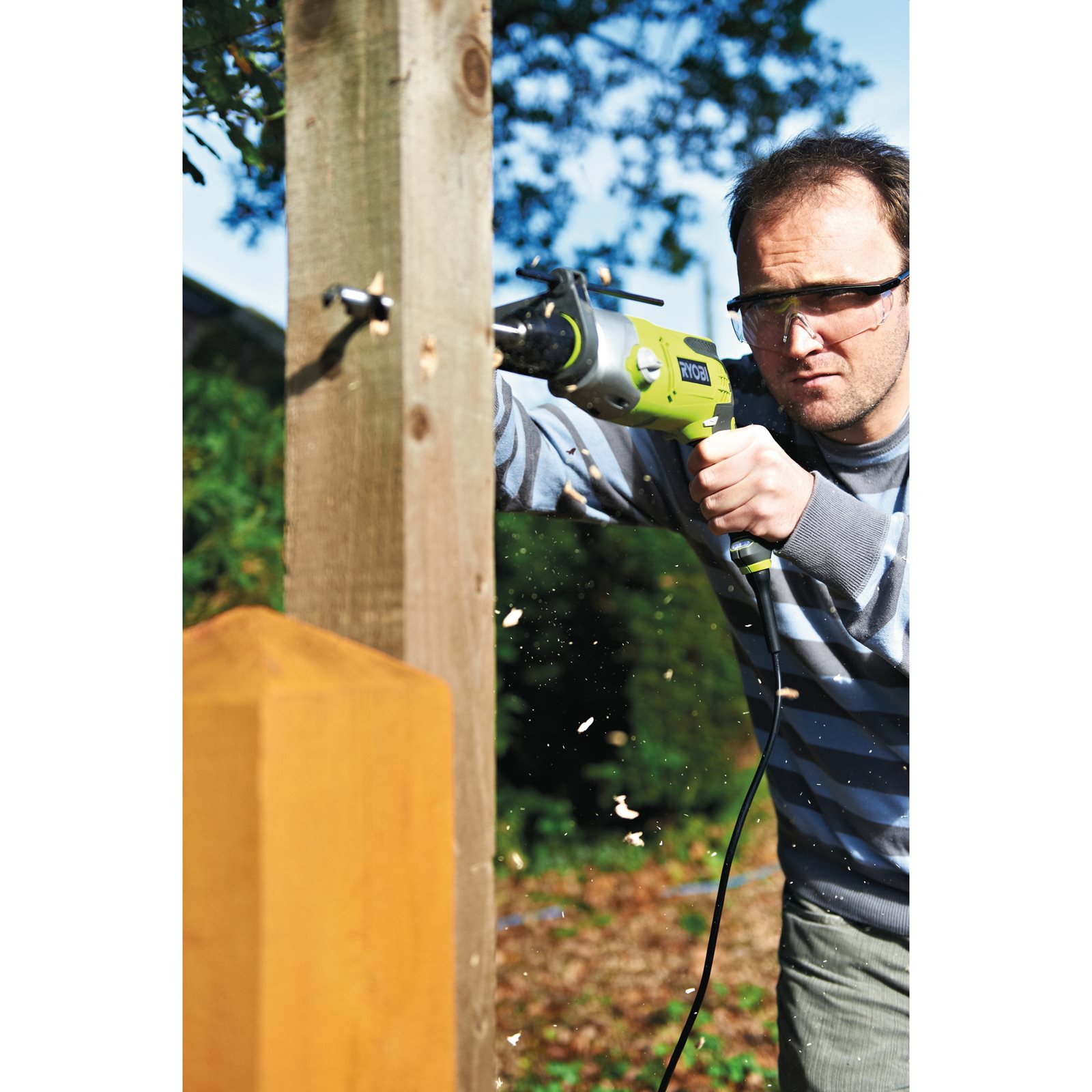 Mașină de găurit cu percuție electrică 1010 W Ryobi RPD1010-K - in utilizare 2