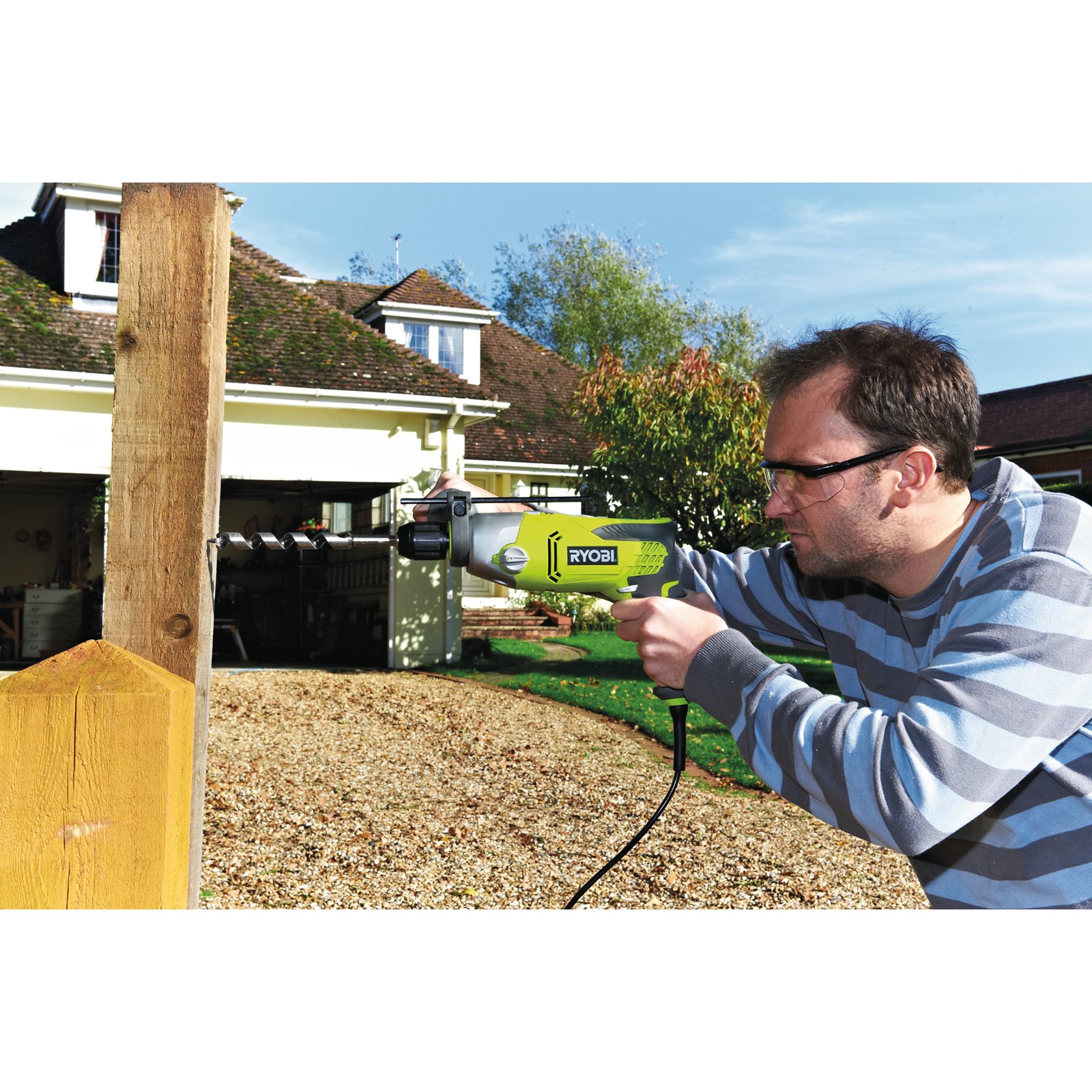Mașină de găurit cu percuție electrică 1010 W Ryobi RPD1010-K - in utilizare 3