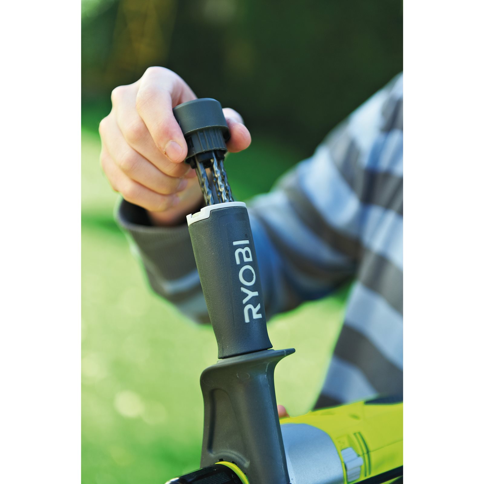 Mașină de găurit cu percuție electrică 1010 W Ryobi RPD1010-K - in utilizare 6