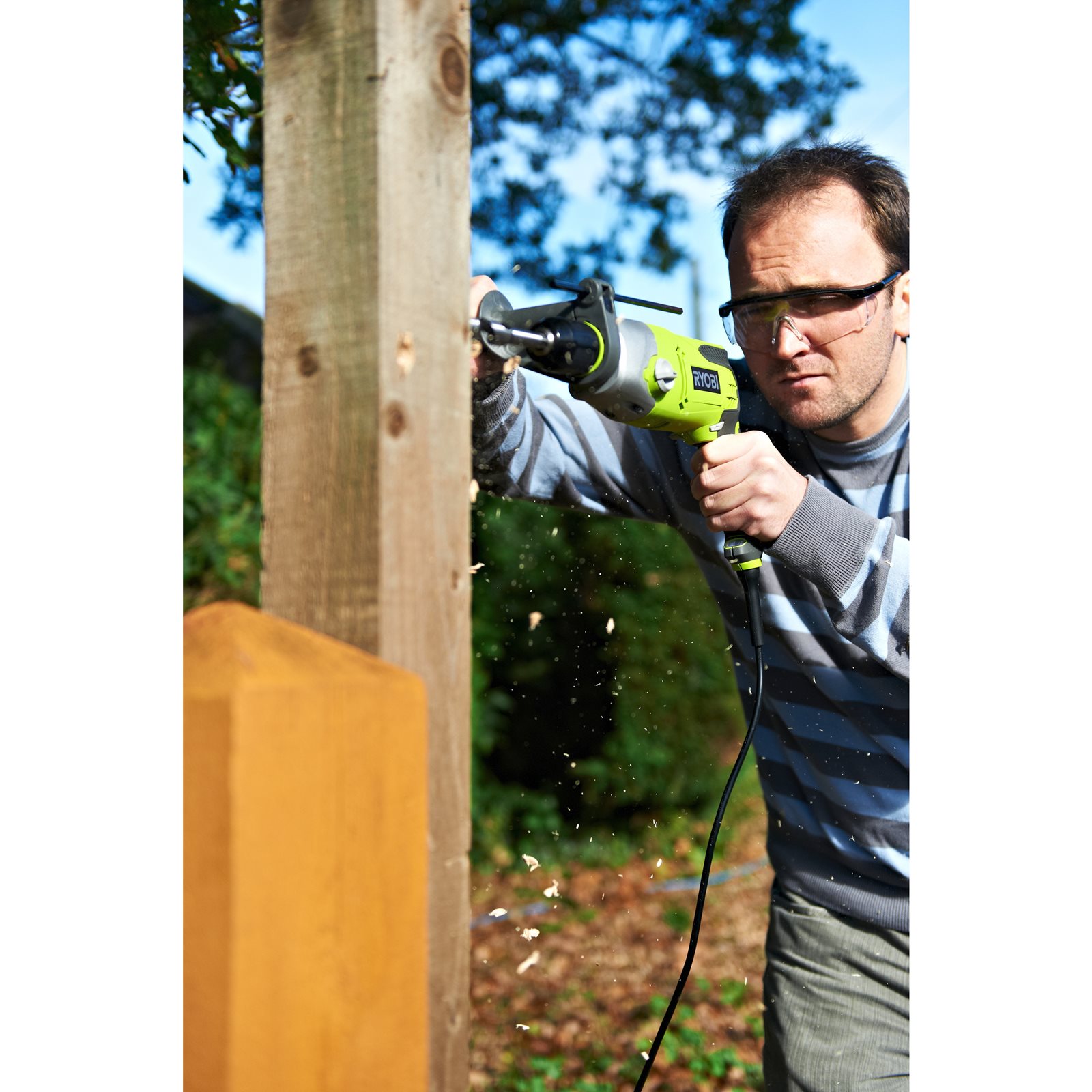Mașină de găurit cu percuție electrică 1200 W Ryobi RPD1200-K - in utilizare 1