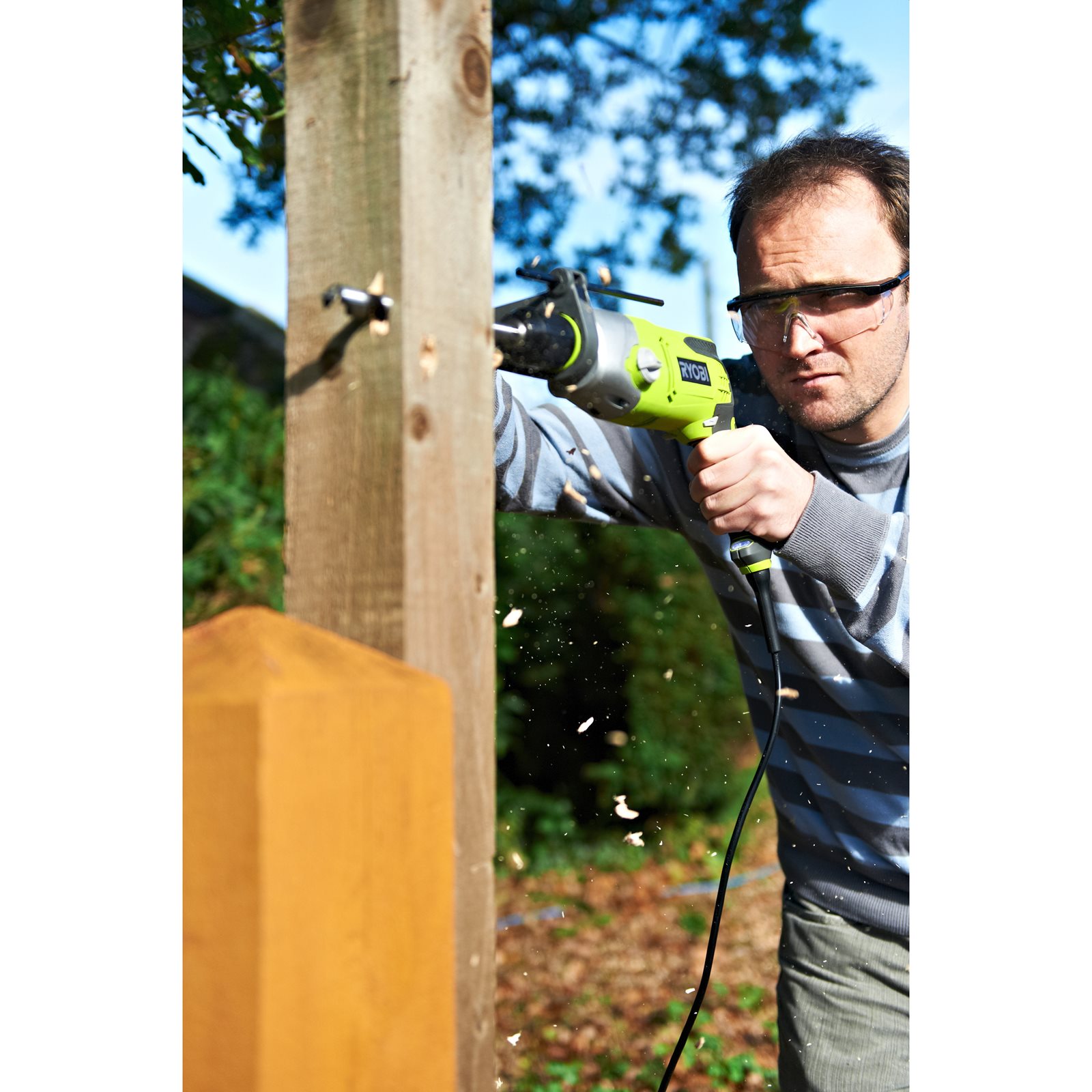 Mașină de găurit cu percuție electrică 1200 W Ryobi RPD1200-K - in utilizare 2
