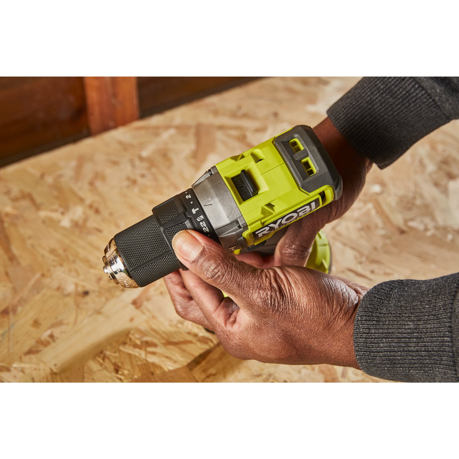 Rotopercutor 18V ONE+ fără cablu și fără perii (2x 2,0Ah) Ryobi RPD18BL1-2C20S - in utilizare 4