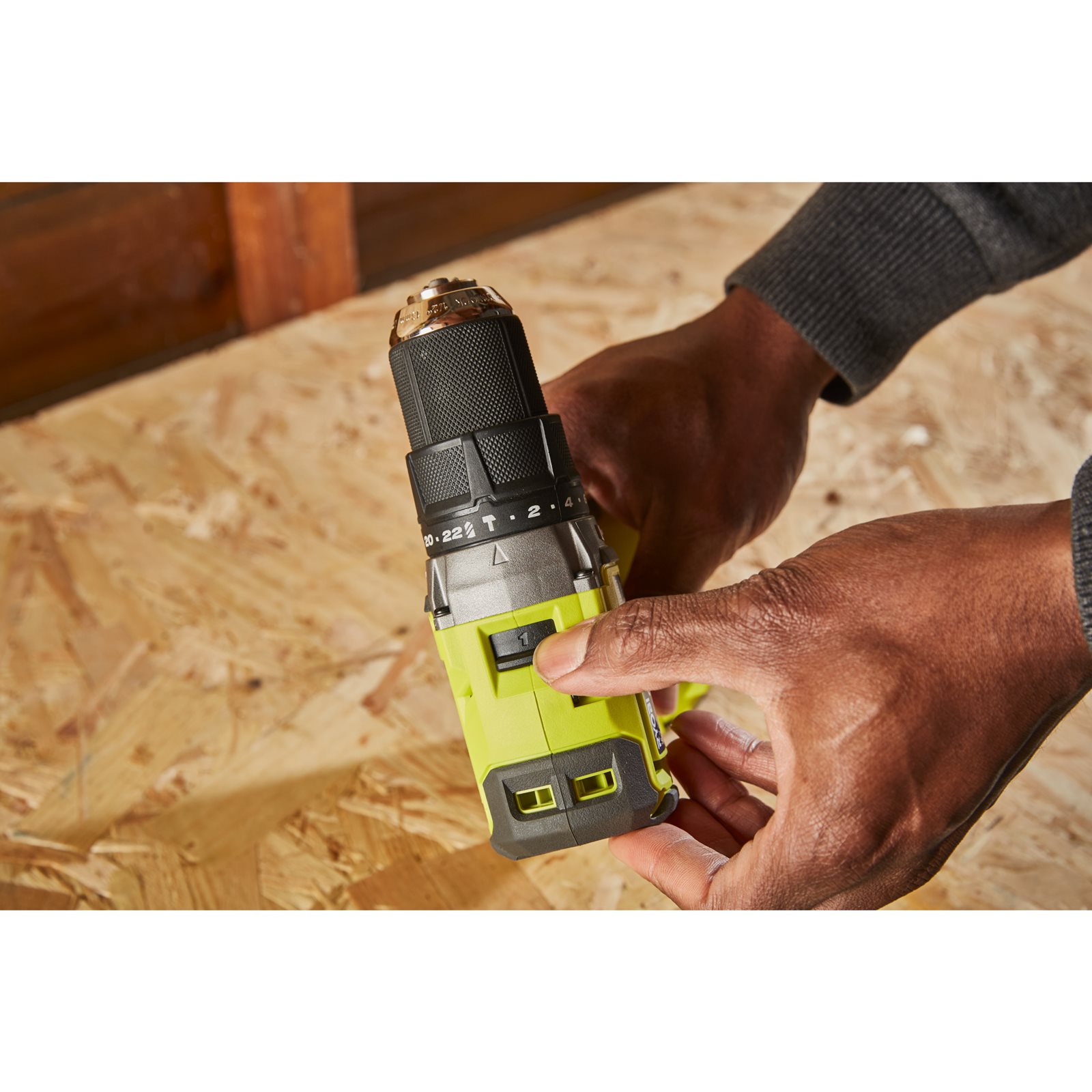 Mașină de găurit cu percuție 18V ONE+ fără perii și fără cablu (4,0Ah, 2,0Ah) Ryobi RPD18BL1-2C42S - in utilizare 3