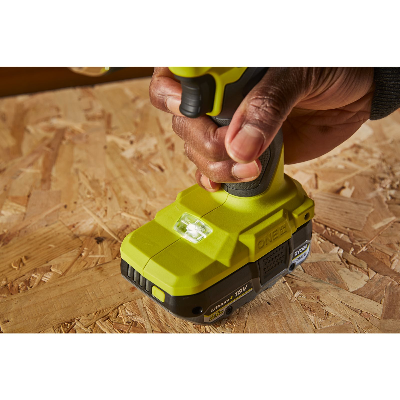 Mașină de găurit cu percuție 18V ONE+ fără perii și fără cablu (4,0Ah, 2,0Ah) Ryobi RPD18BL1-2C42S - in utilizare 4