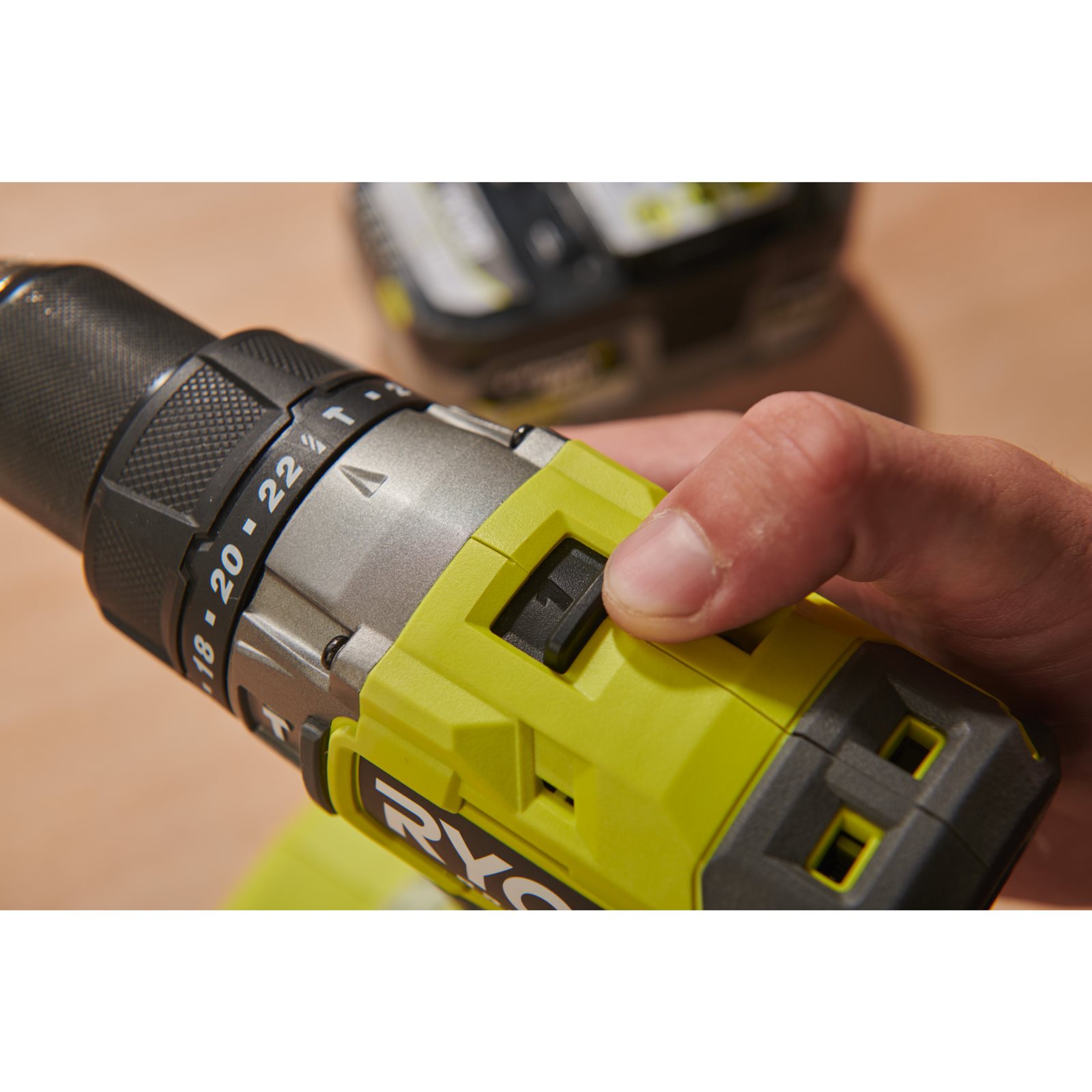 Mașini de găurit cu percuție Ryobi RPD18BL2-0 - in utilizare 3