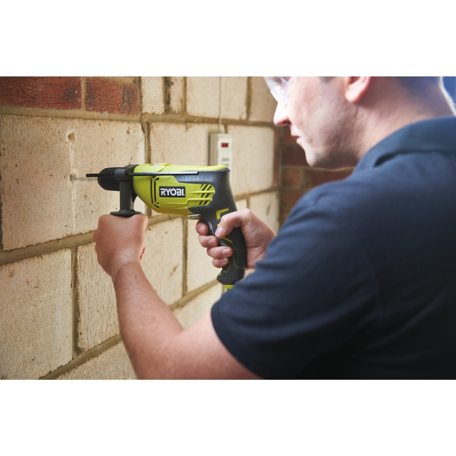 Mașină de găurit cu percuție electrică 680 W Ryobi RPD680-K - in utilizare 1