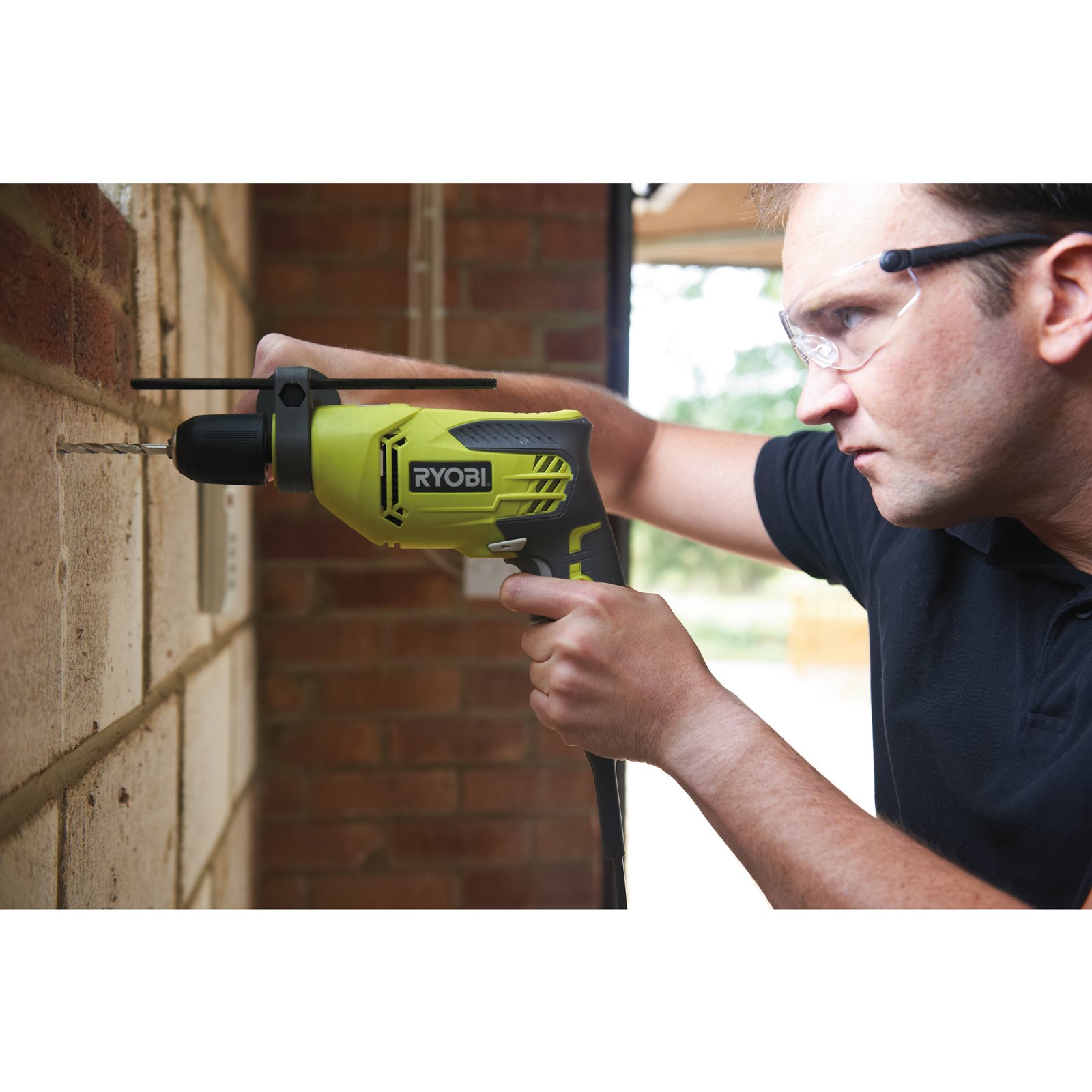 Mașină de găurit cu percuție electrică 680 W Ryobi RPD680-K - in utilizare 2