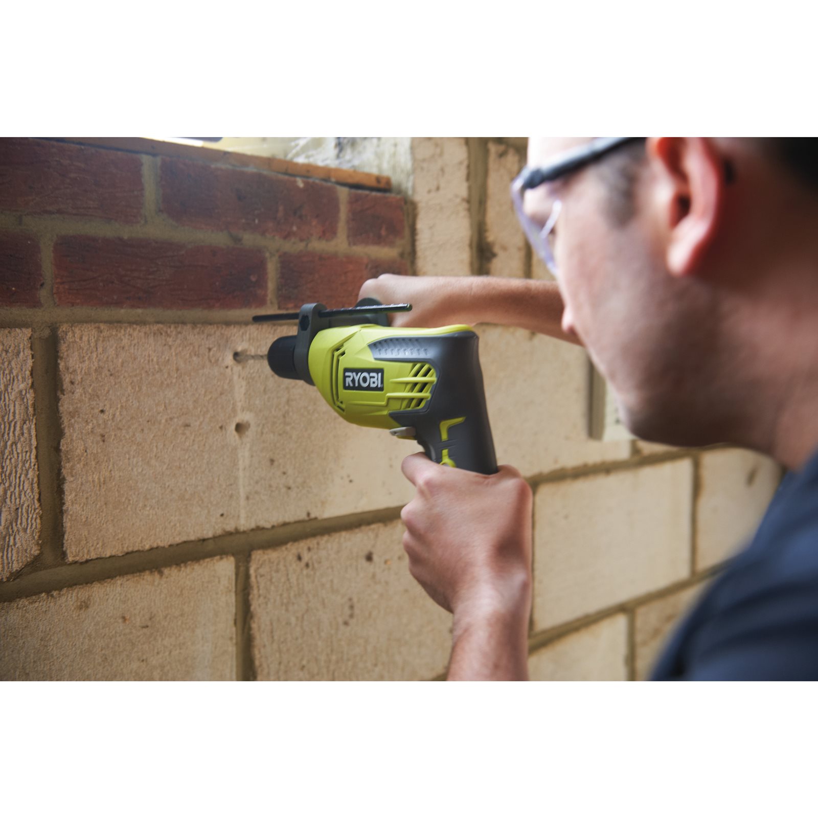Mașină de găurit cu percuție electrică 680 W Ryobi RPD680-K - in utilizare 3