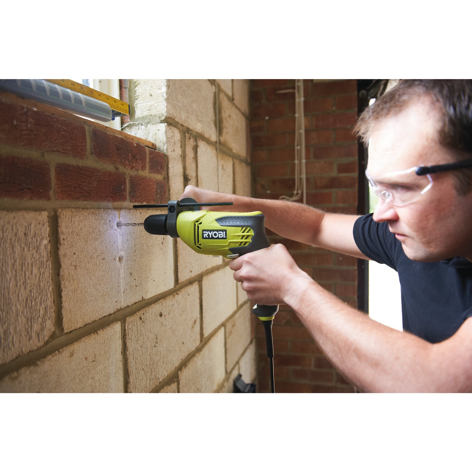 Mașină de găurit cu percuție electrică 680 W Ryobi RPD680-K - in utilizare 4