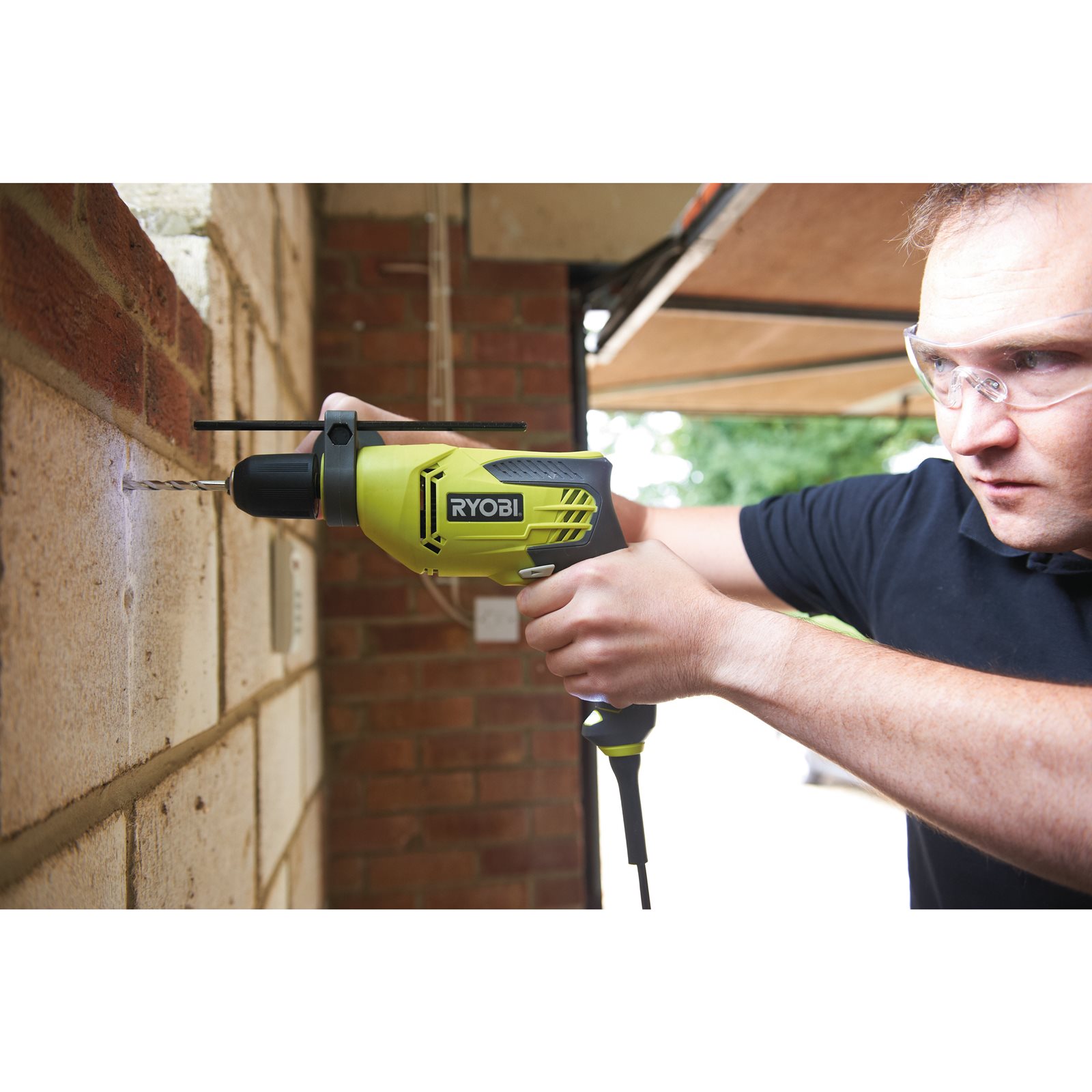 Mașină de găurit cu percuție electrică 680 W Ryobi RPD680-K - in utilizare 5