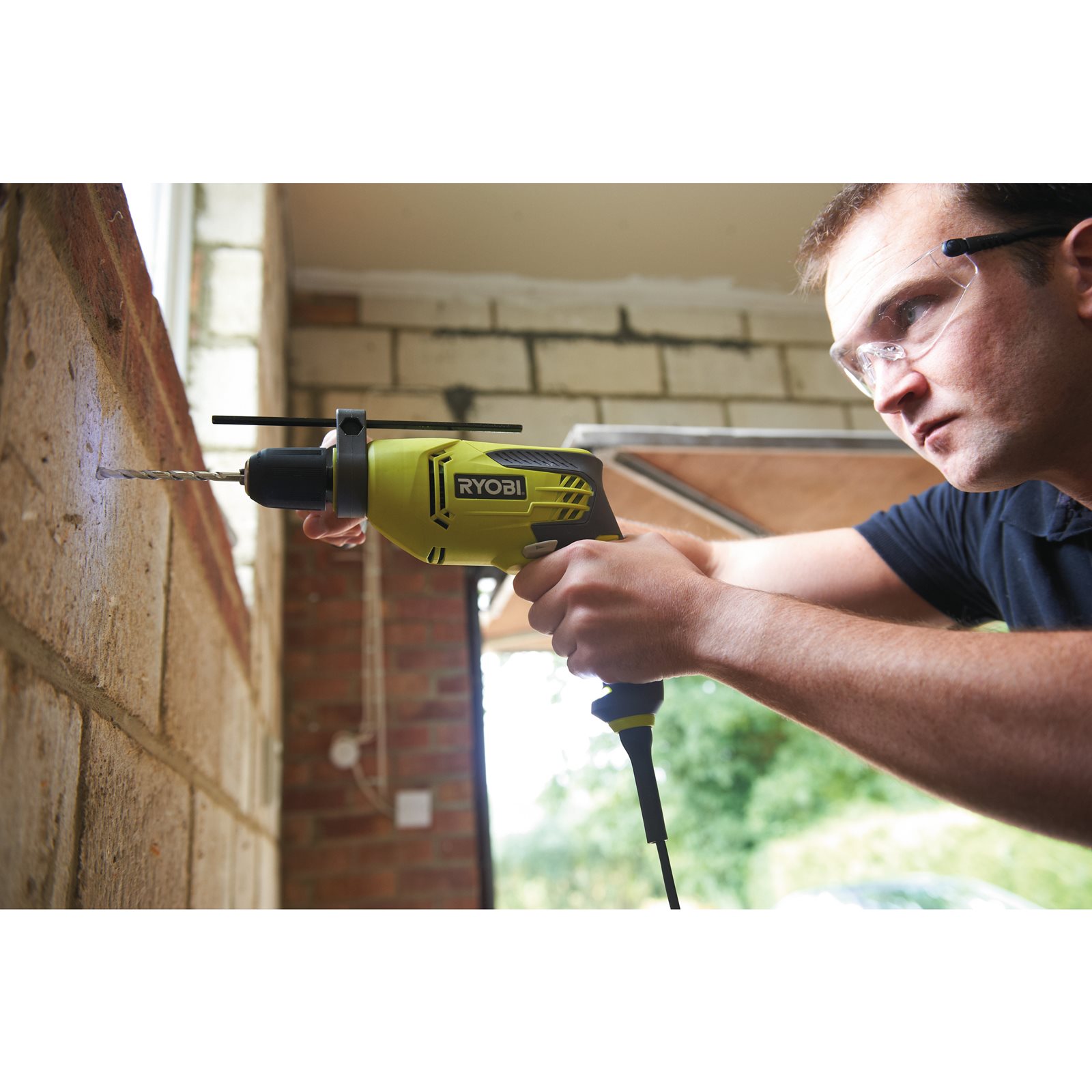 Mașină de găurit cu percuție electrică 680 W Ryobi RPD680-K - in utilizare 6
