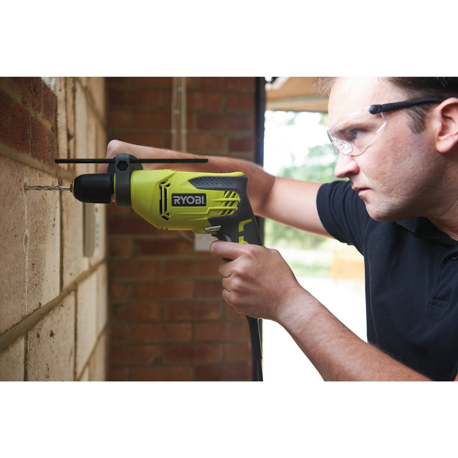 Mașină de găurit cu percuție electrică 800 W Ryobi RPD800-K - in utilizare 2