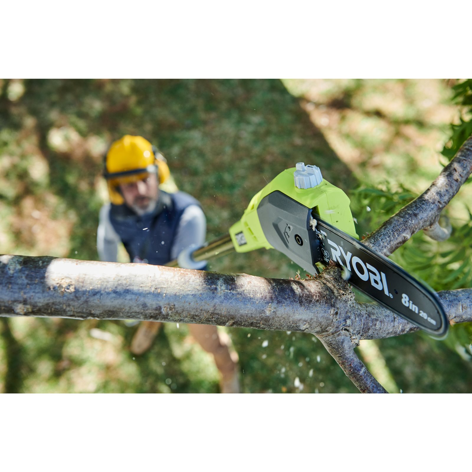 Emondor 18V ONE+, bară 20cm (1 x 2,0 Ah) Ryobi RPP182020 - in utilizare 1