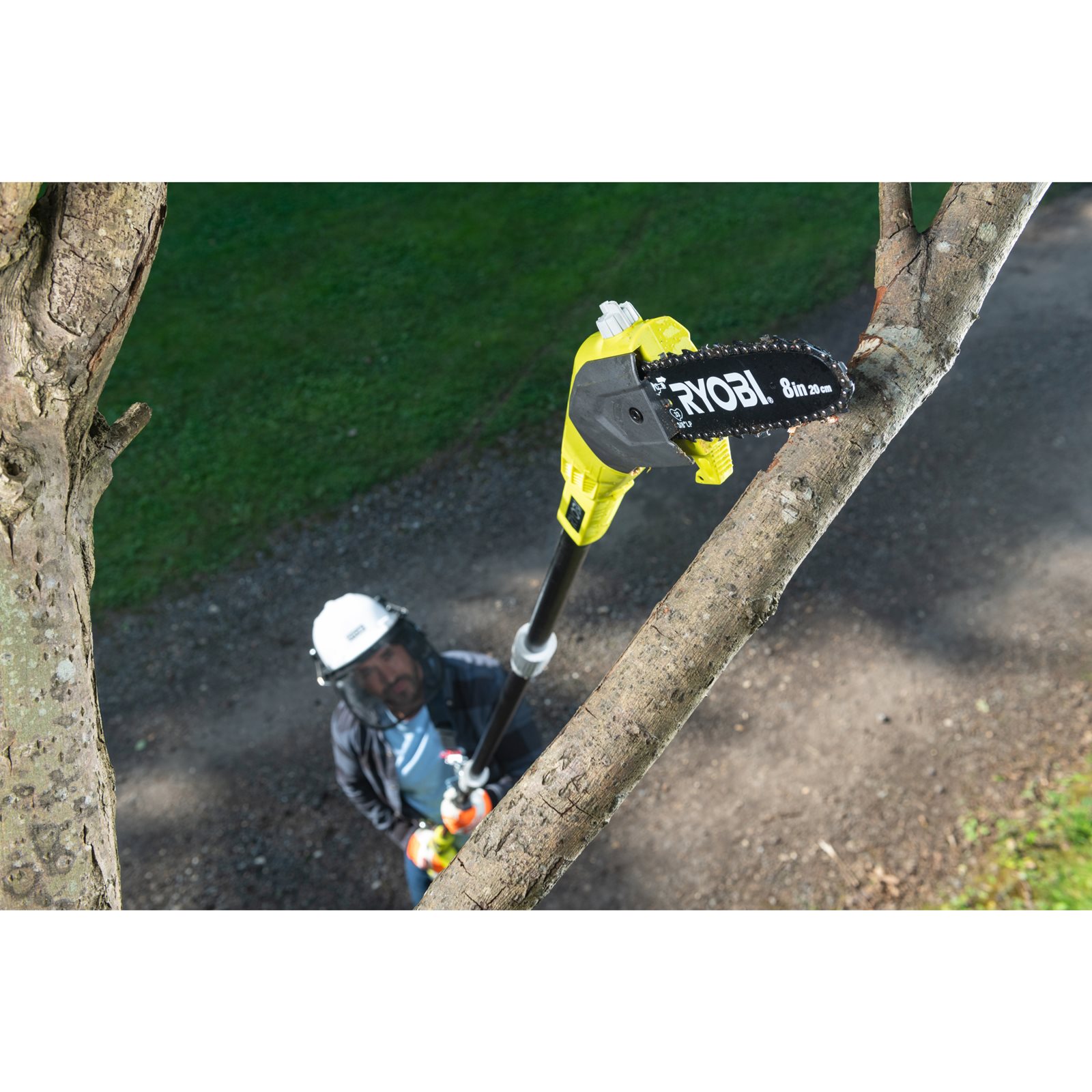 Emondor 18V ONE+, bară 20cm (1 x 2,0 Ah) Ryobi RPP182020 - in utilizare 3