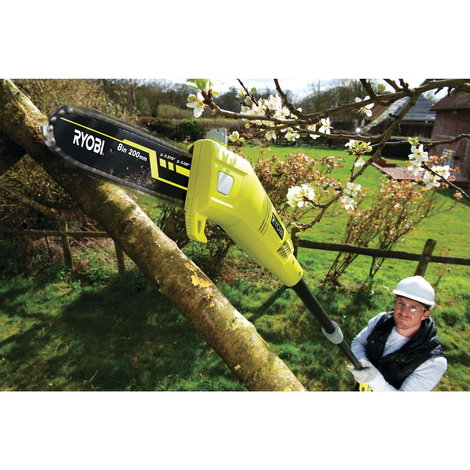Foarfecă electrică telescopică pentru crengi 750 W, bară de 20 cm Ryobi RPP750S - in utilizare 2
