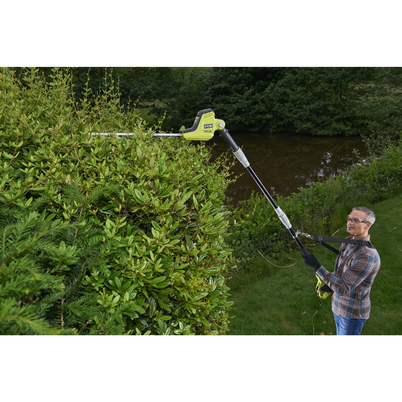 Foarfecă electrică telescopică pentru tuns gard viu 450 W, lamă de 45 cm, capacitate tăiere 20 mm Ryobi RPT4545E - in utilizare 2