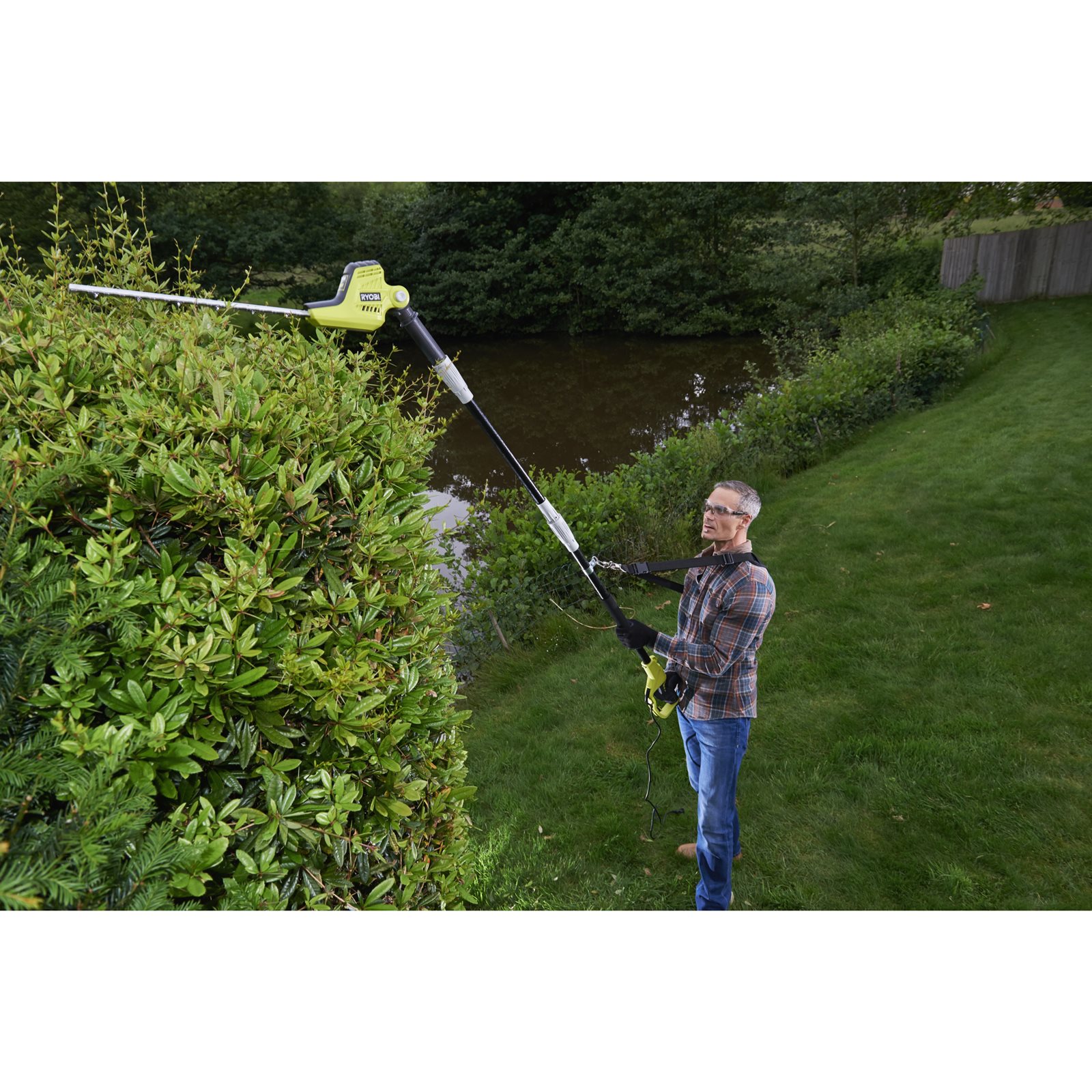 Foarfecă electrică telescopică pentru tuns gard viu 450 W, lamă de 45 cm, capacitate tăiere 20 mm Ryobi RPT4545E - in utilizare 4