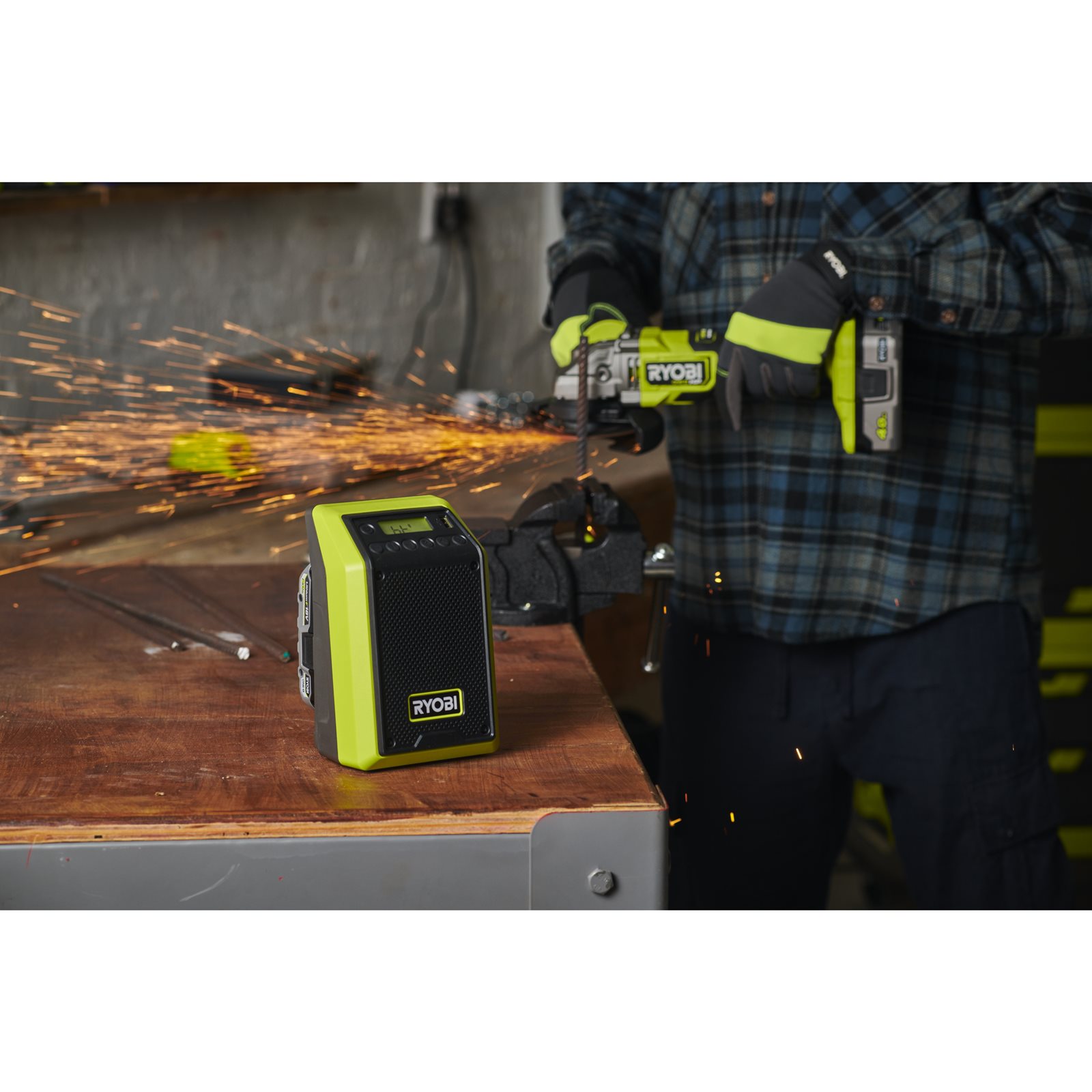 Radio 18V ONE+ cu Bluetooth Ryobi RR18-0 - in utilizare 4