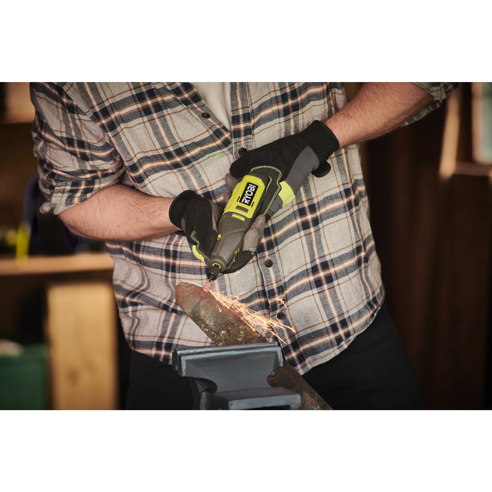 Unealtă rotativă de 12V, cu 3 anexe și 35 de accesorii Ryobi RRT12-120BA335 - in utilizare 1