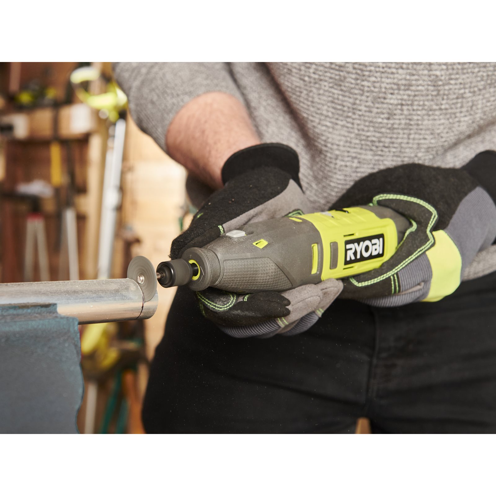 Unealtă rotativă de 12V, cu 3 anexe și 35 de accesorii Ryobi RRT12-120BA335 - in utilizare 2
