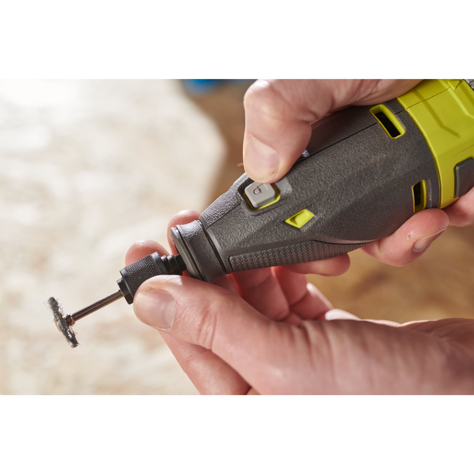 Unealtă rotativă de 12V, cu 3 anexe și 35 de accesorii Ryobi RRT12-120BA335 - in utilizare 3