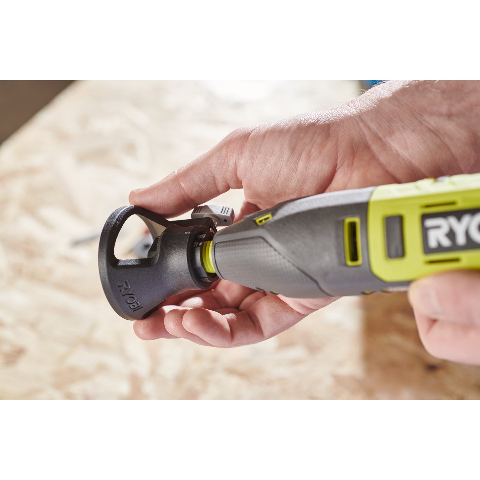 Unealtă rotativă de 12V, cu 3 anexe și 35 de accesorii Ryobi RRT12-120BA335 - in utilizare 4