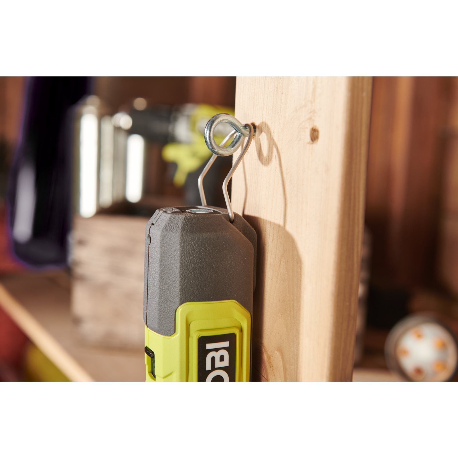 Unealtă rotativă de 12V, cu 3 anexe și 35 de accesorii Ryobi RRT12-120BA335 - in utilizare 5