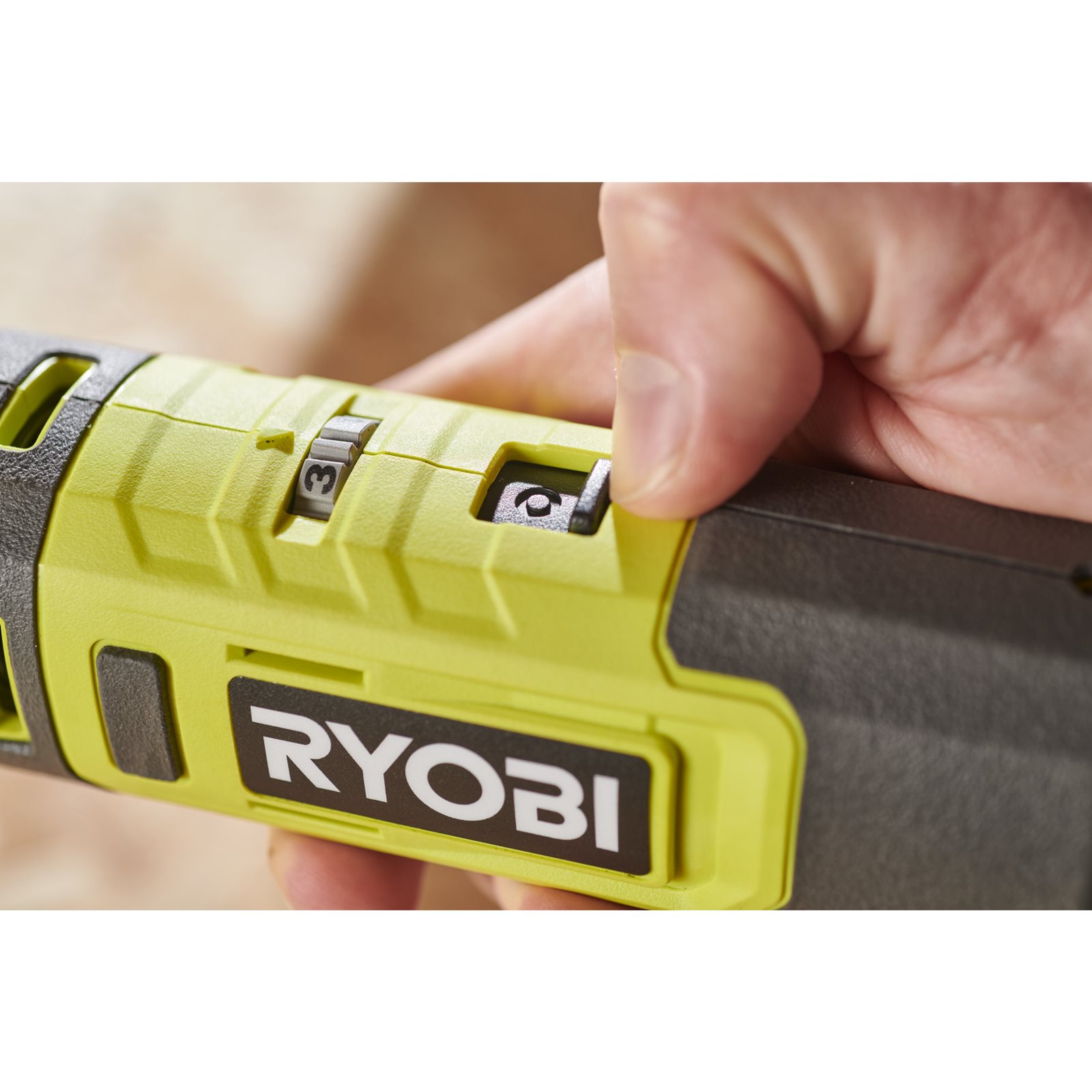 Unealtă rotativă de 12V, cu 3 anexe și 35 de accesorii Ryobi RRT12-120BA335 - in utilizare 6