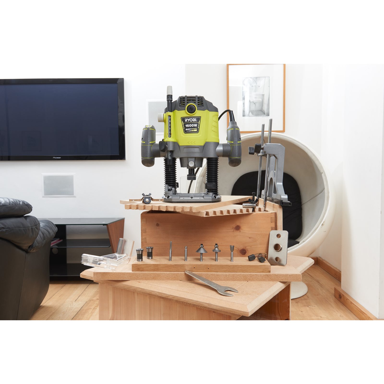 Mașină de frezat electrică 1600 W Ryobi RRT1600-K - in utilizare 1