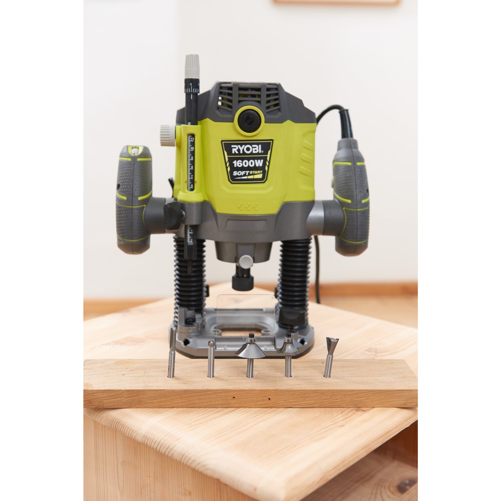 Mașină de frezat electrică 1600 W Ryobi RRT1600-K - in utilizare 2