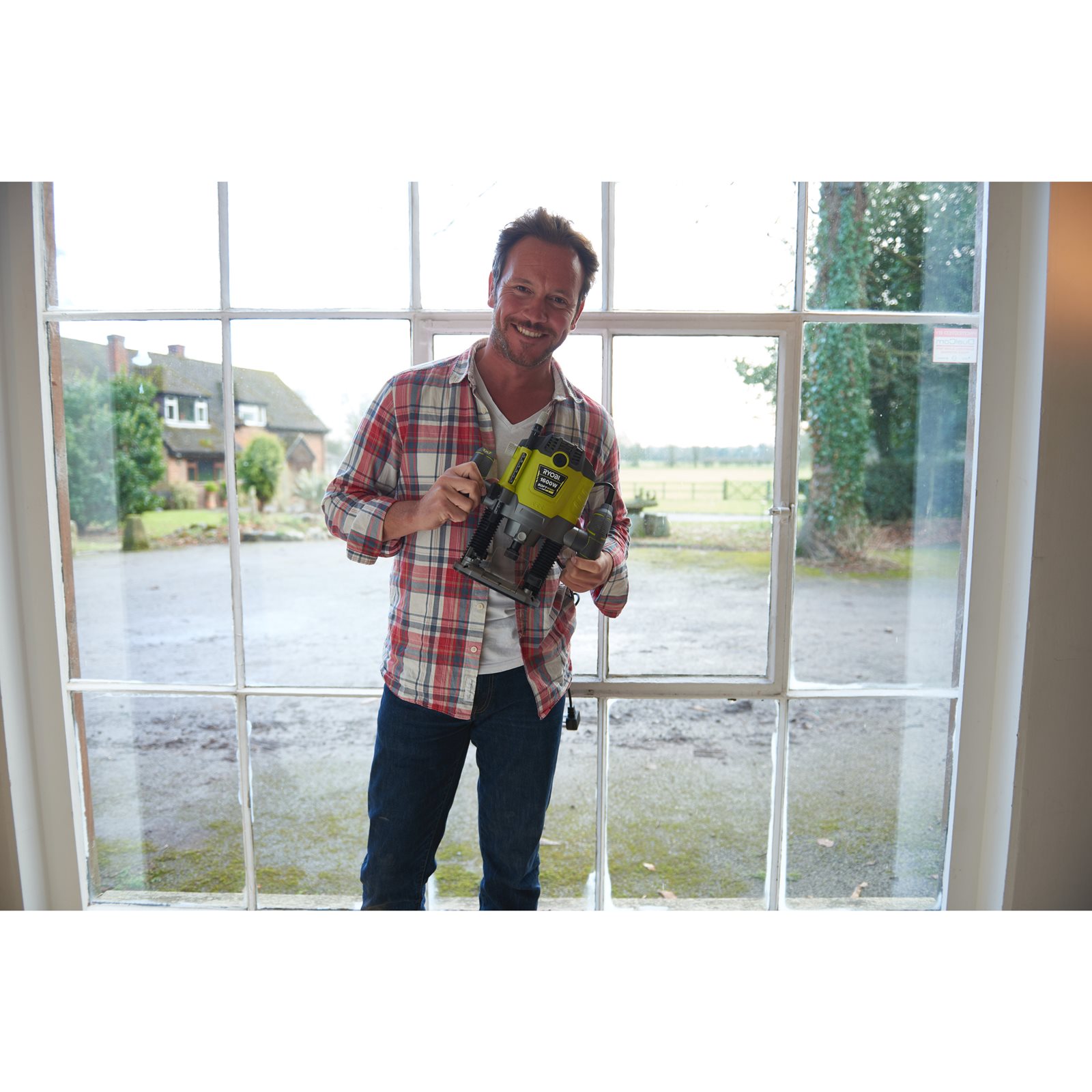 Mașină de frezat electrică 1600 W Ryobi RRT1600-K - in utilizare 3